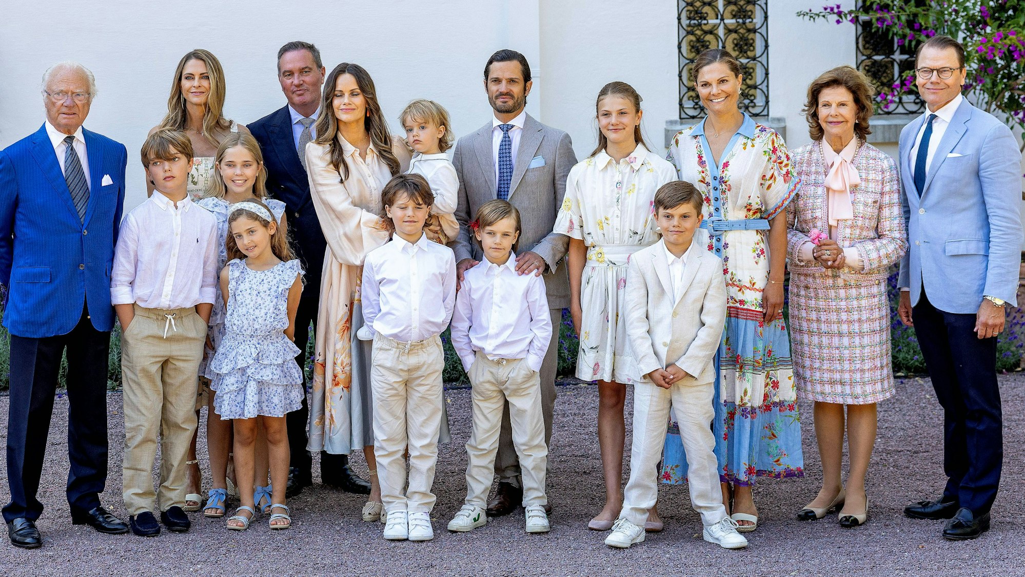 Die schwedischen Royals posieren für ein Bild.