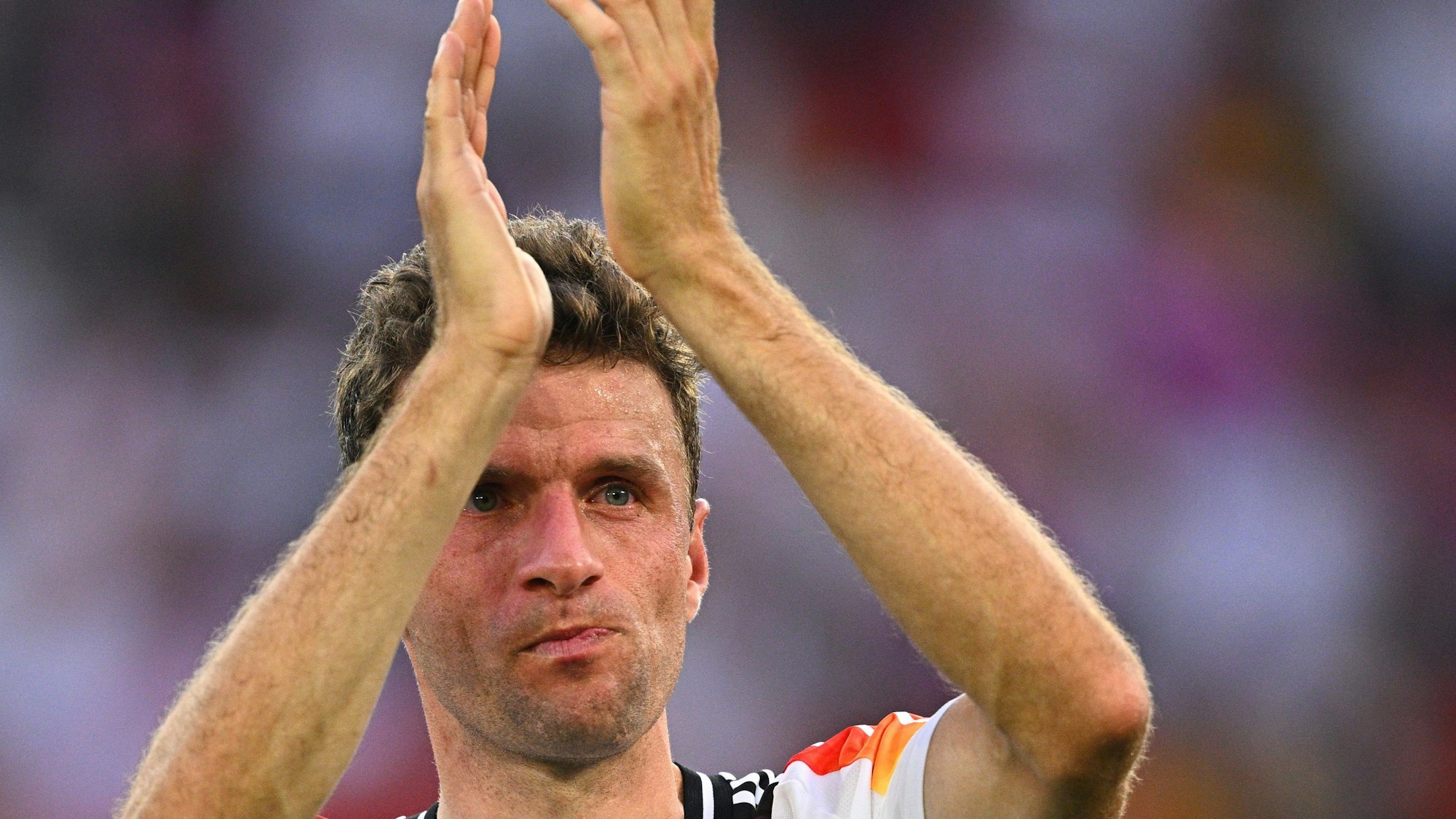 Thomas Müller applaudiert nach der Partie nach dem EM-Aus zu den deutschen Fans.