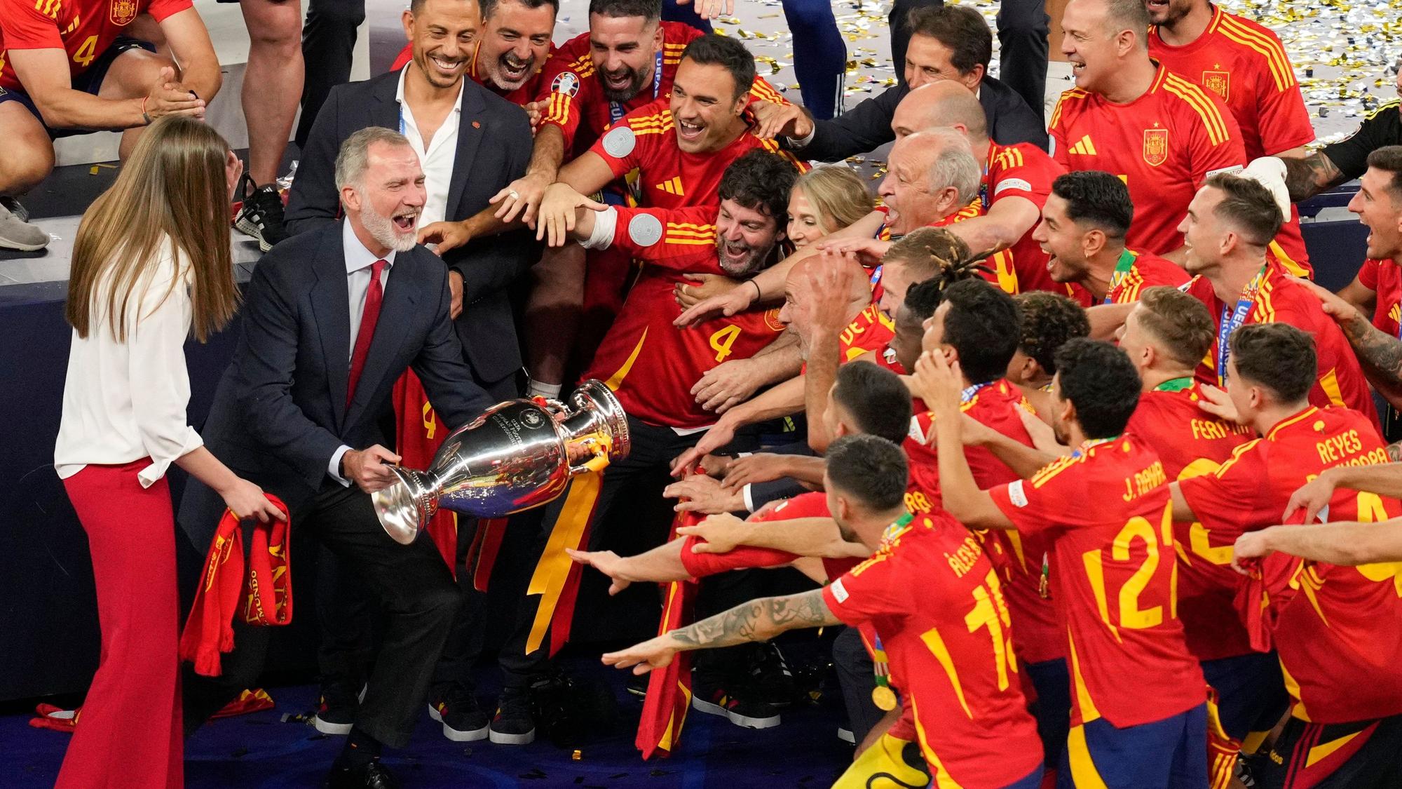 König Felipe feiert mit der spanischen Nationalmannschaft den EM-Triumph. Neben ihm seine Tochter Infantin Sofia.