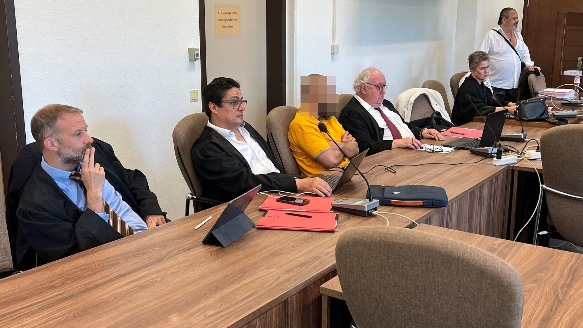 Die Angeklagten mit ihren Verteidigern beim Prozessauftakt im Landgericht Köln