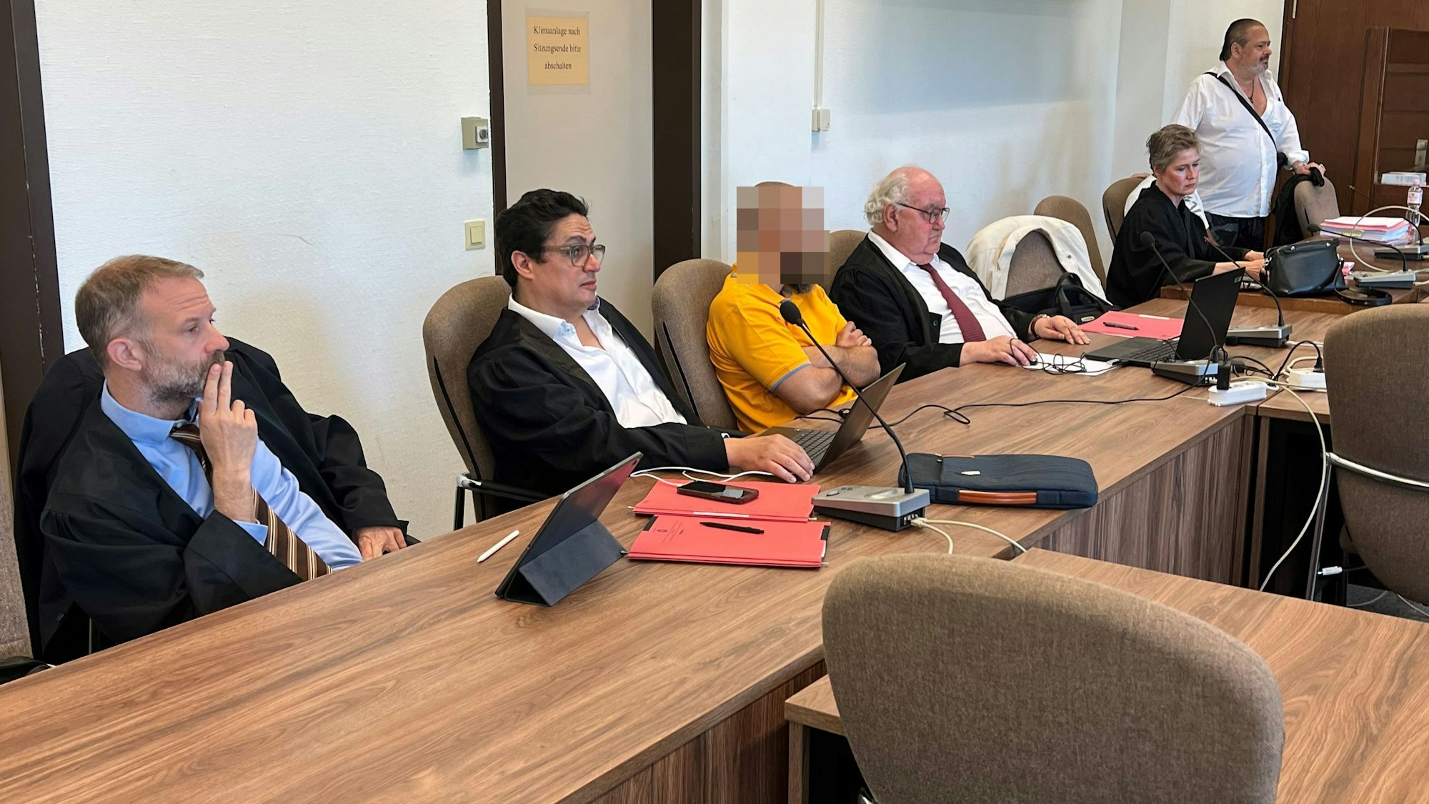 Die Angeklagten mit ihren Verteidigern beim Prozessauftakt im Landgericht Köln