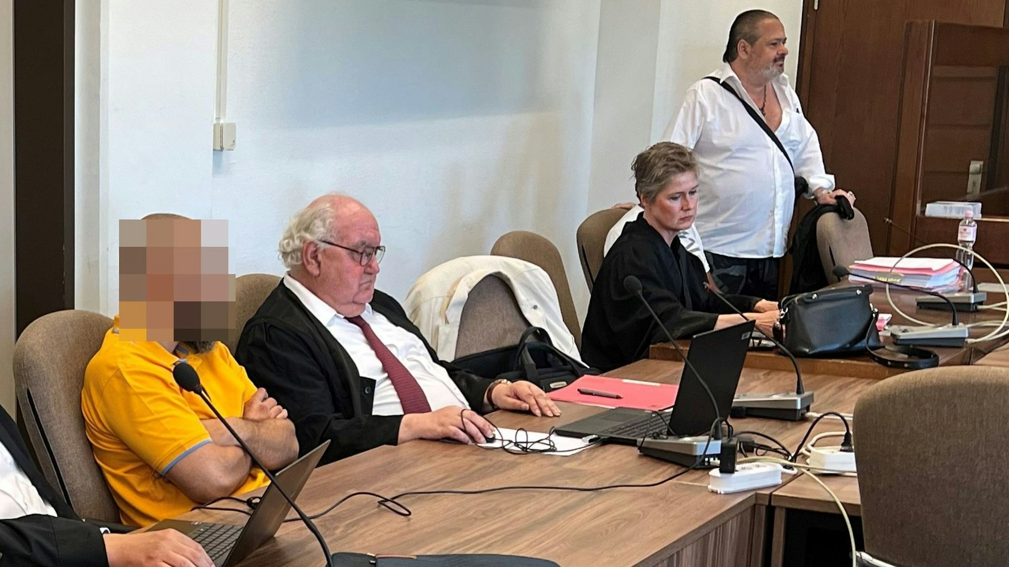 Die Angeklagten mit ihren Verteidigern beim Prozessauftakt im Landgericht Köln