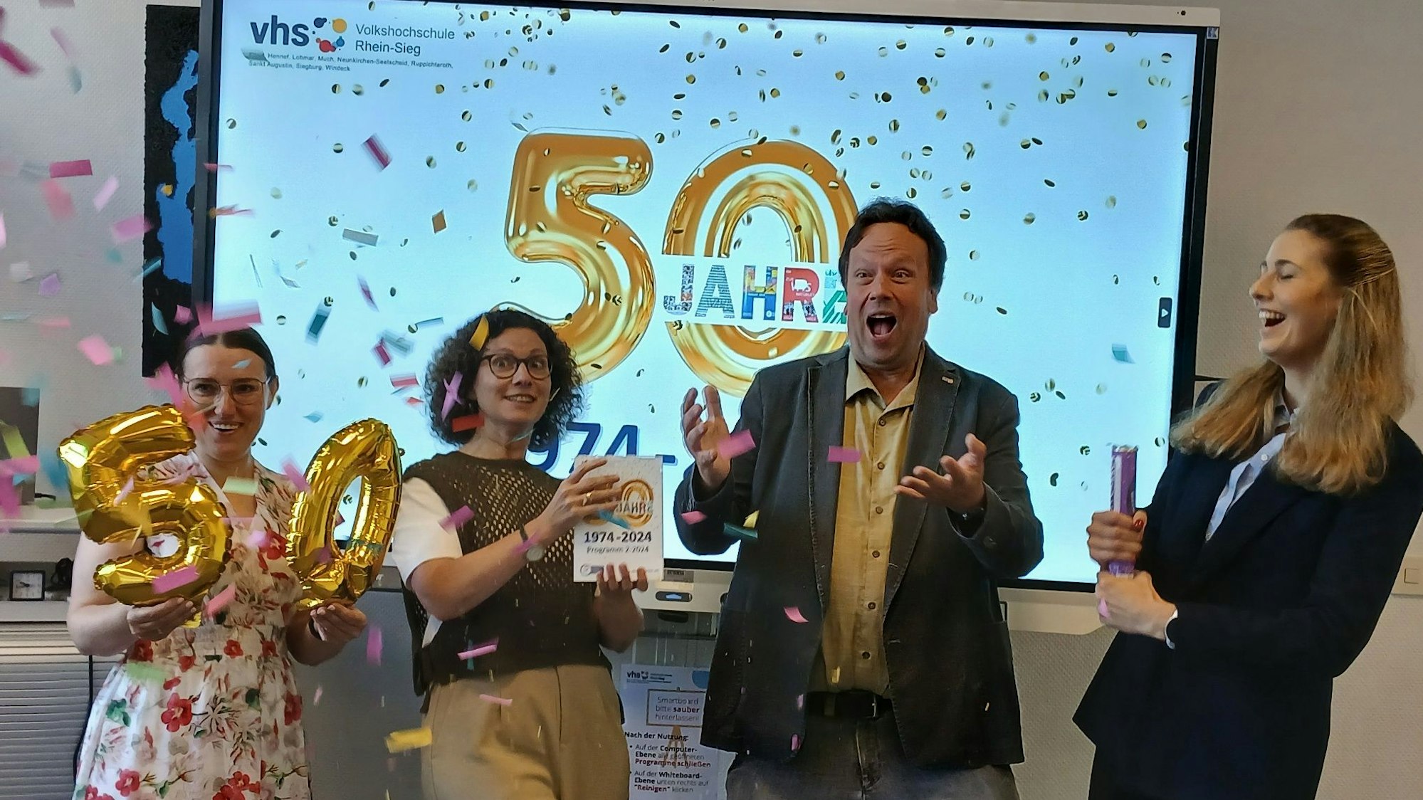 Drei Männer und eine Frau haben gerade eine Konfetti-Rakete gezündet