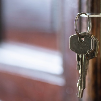 Ein Schlüssel steckt einem Türschloss.