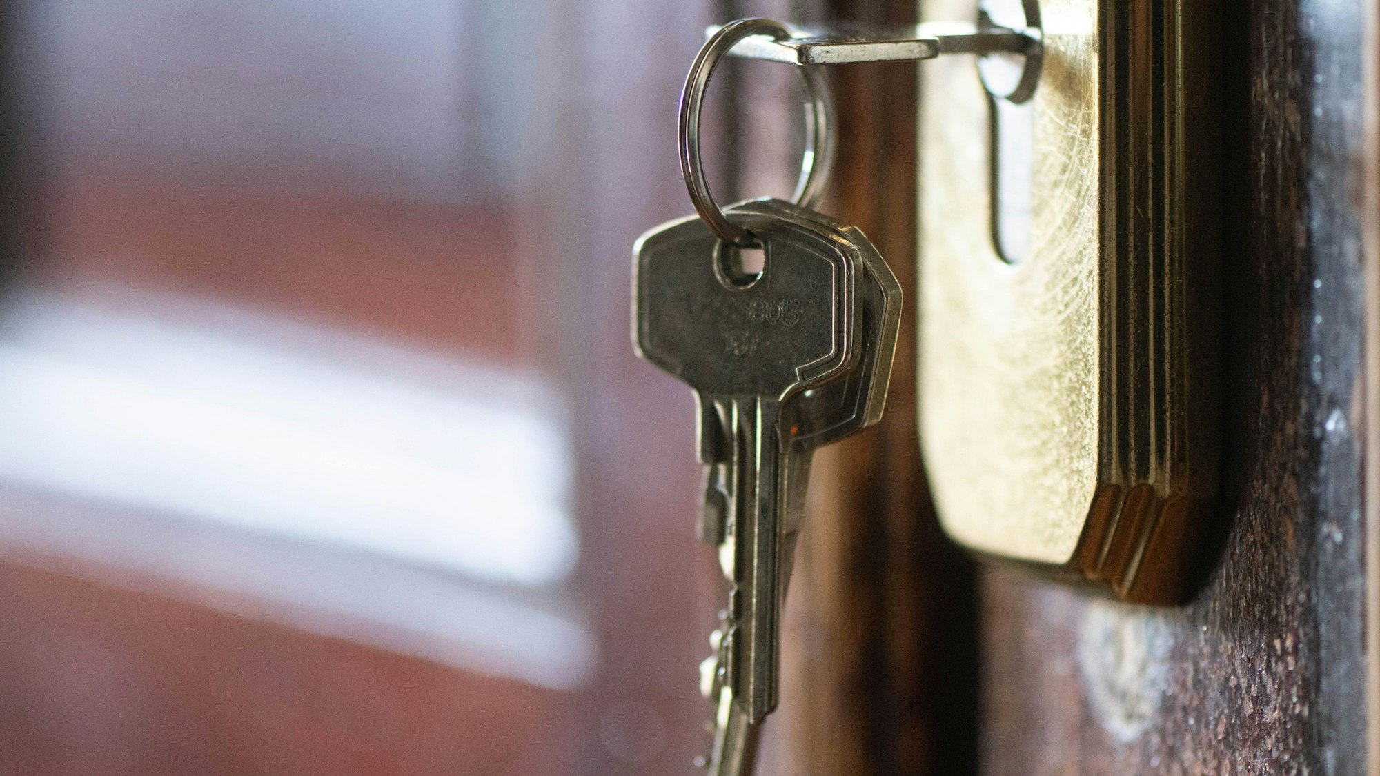 Ein Schlüssel steckt einem Türschloss.