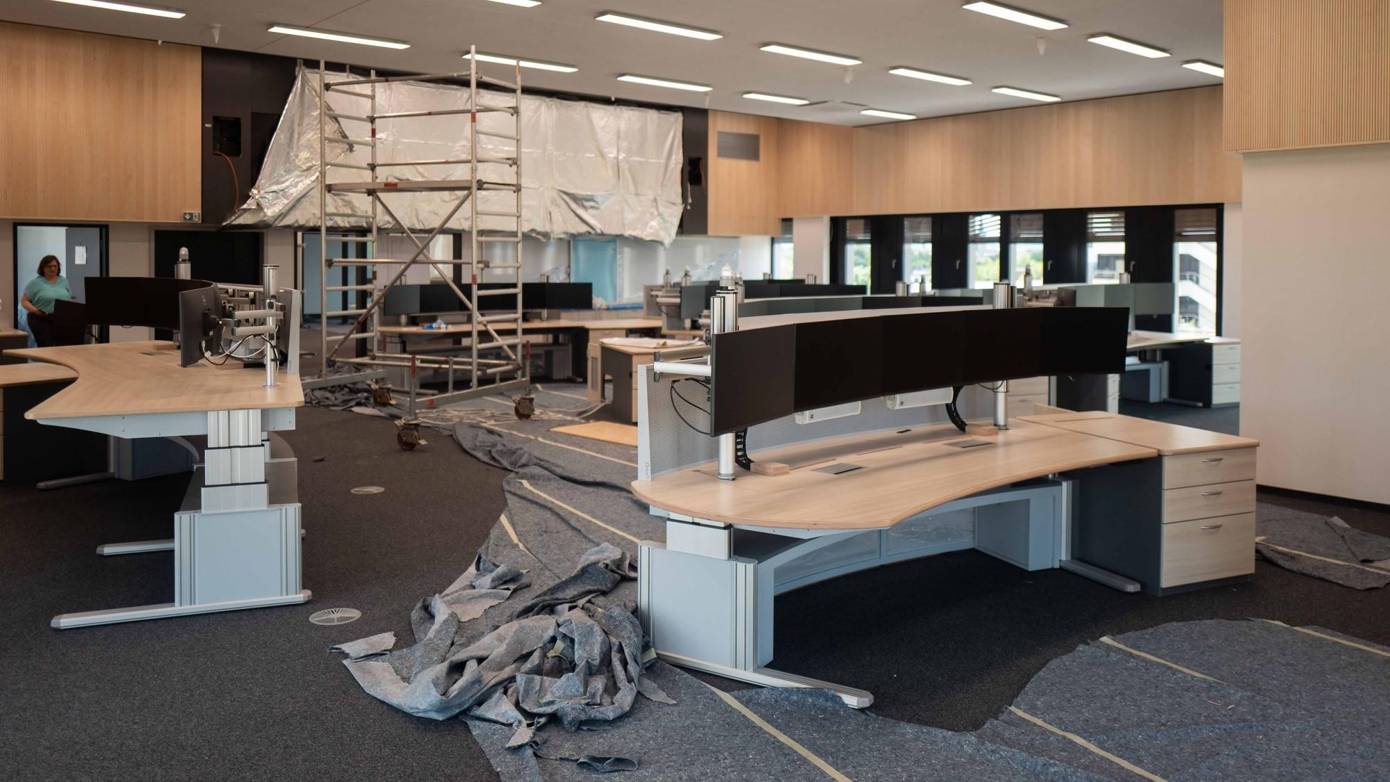 Das Bild zeigt die neue Leitstelle des Kreises. Zu sehen sind die Arbeitsbereiche der Disponenten.
