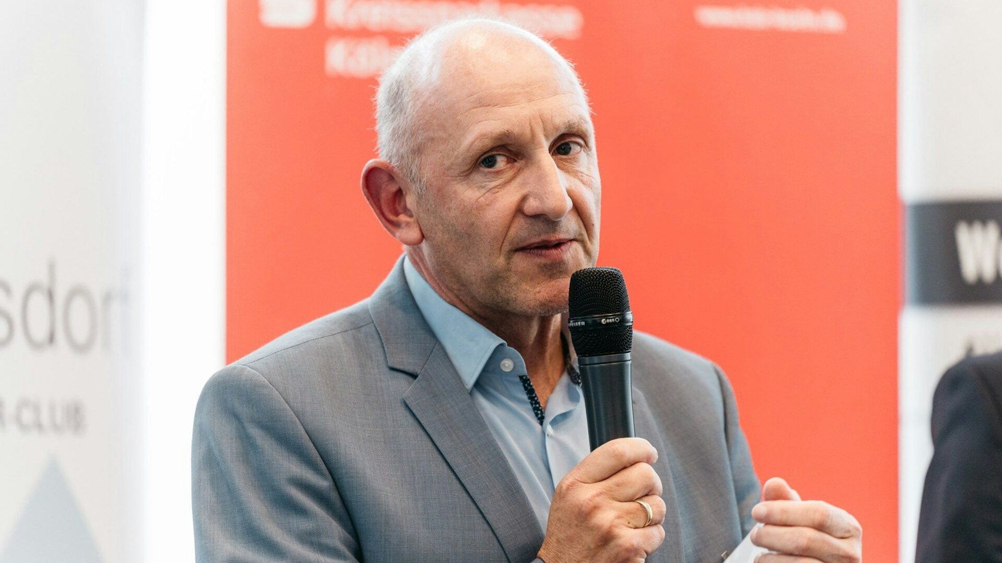 Jürgen Sturm war 1999 Gründungsgeschäftsführer der Troisdorfer Wirtschaftsförderungs- und Stadtmarketing GmbH.