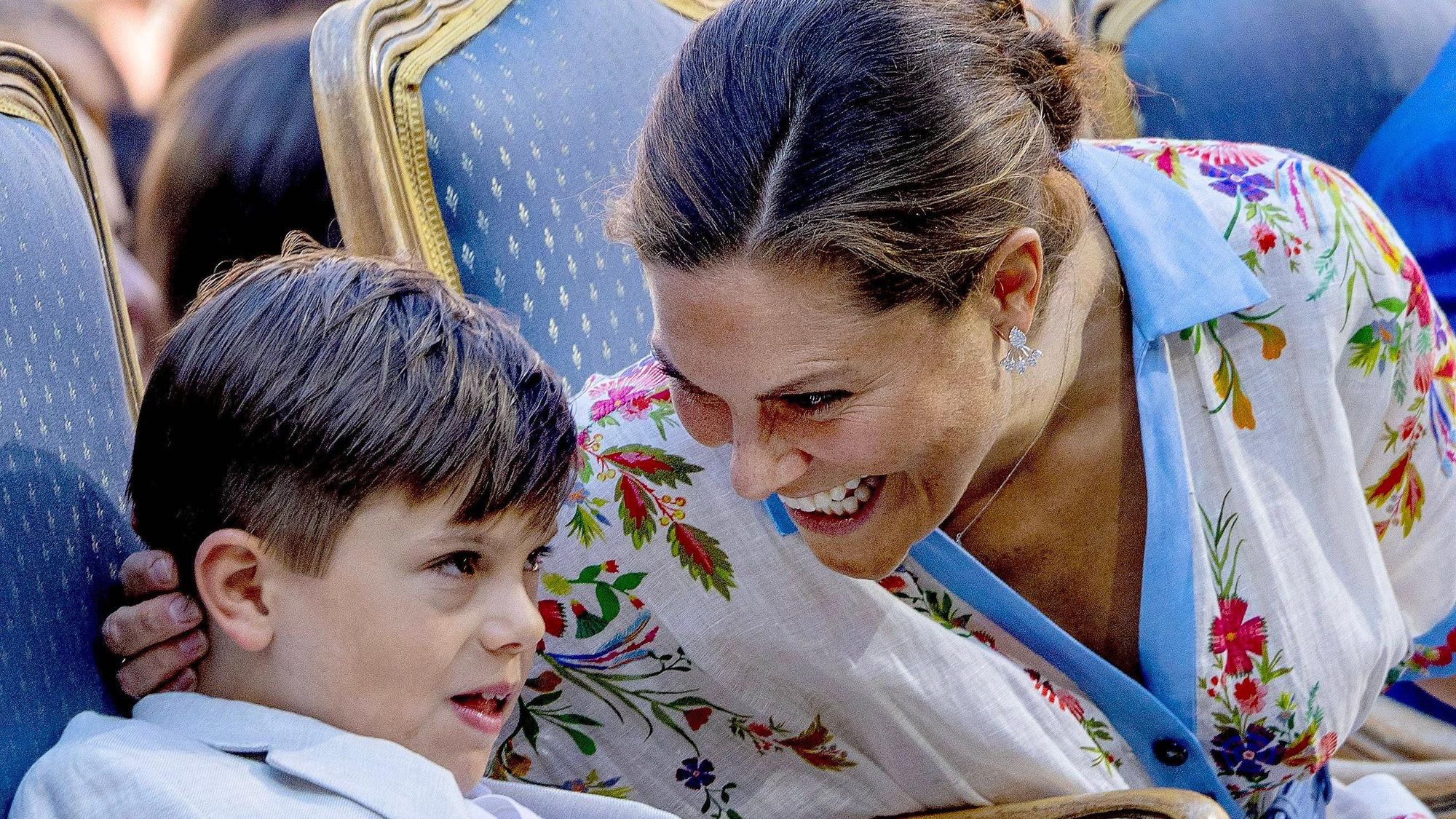 Ein großer Tag, der scheinbar Freude auslöst: Kronprinzessin Victoria mit ihrem Sohn Prinz Oscar an ihrem Geburtstag.