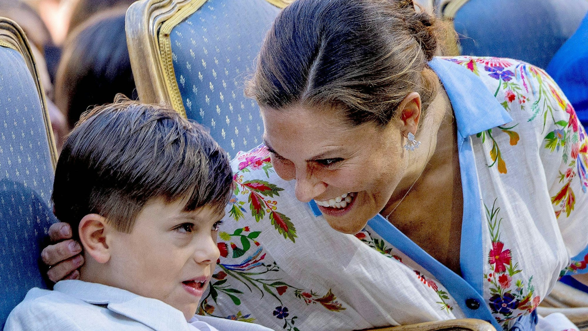 Ein großer Tag, der scheinbar Freude auslöst: Kronprinzessin Victoria mit ihrem Sohn Prinz Oscar an ihrem Geburtstag.
