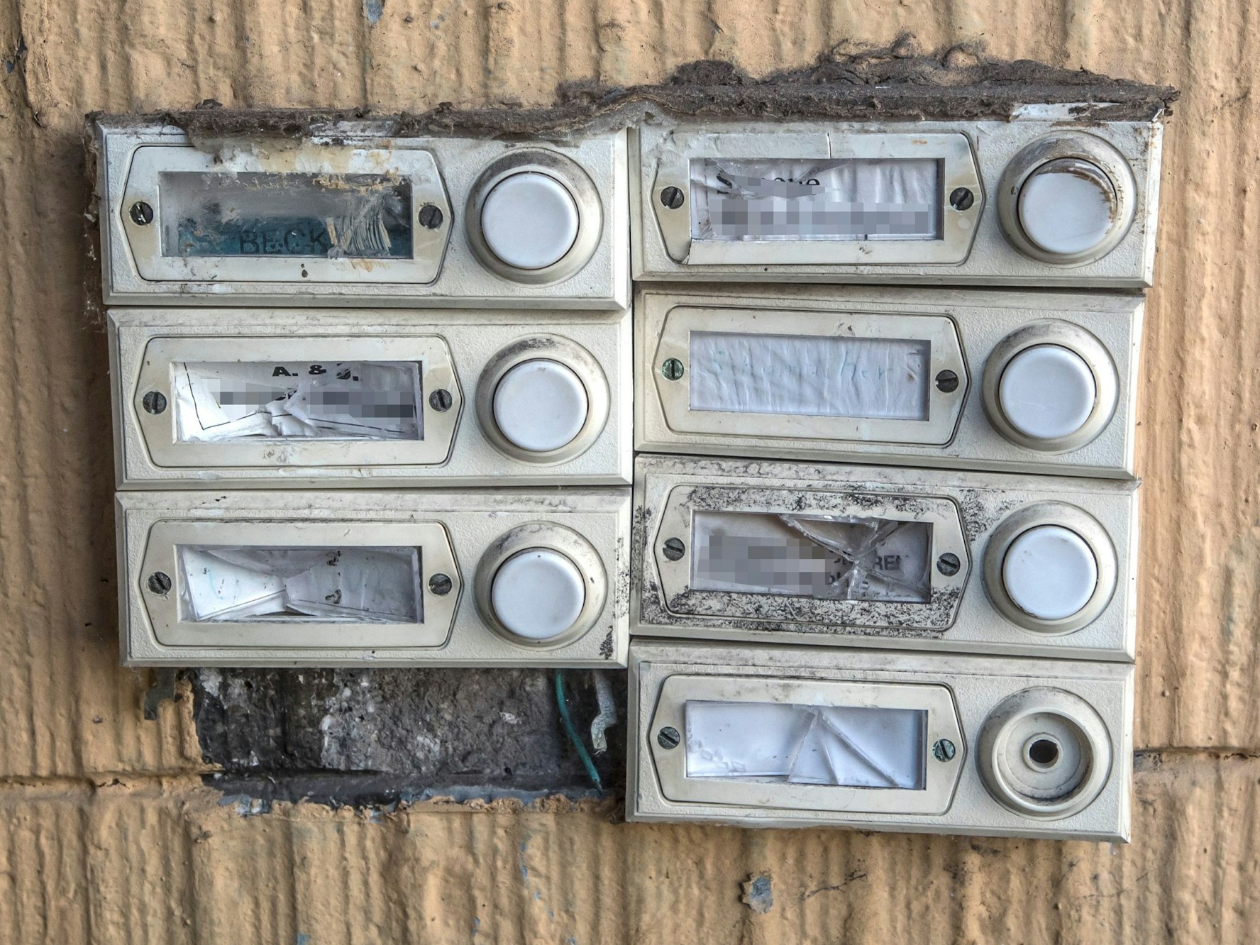 Carl-Leverkus-Straße Ecke Kaiserstraße: Dieses Eckhaus wird von Mitgliedern der Großfamilie bewohnt und soll jetzt zwangsversteigert werden.