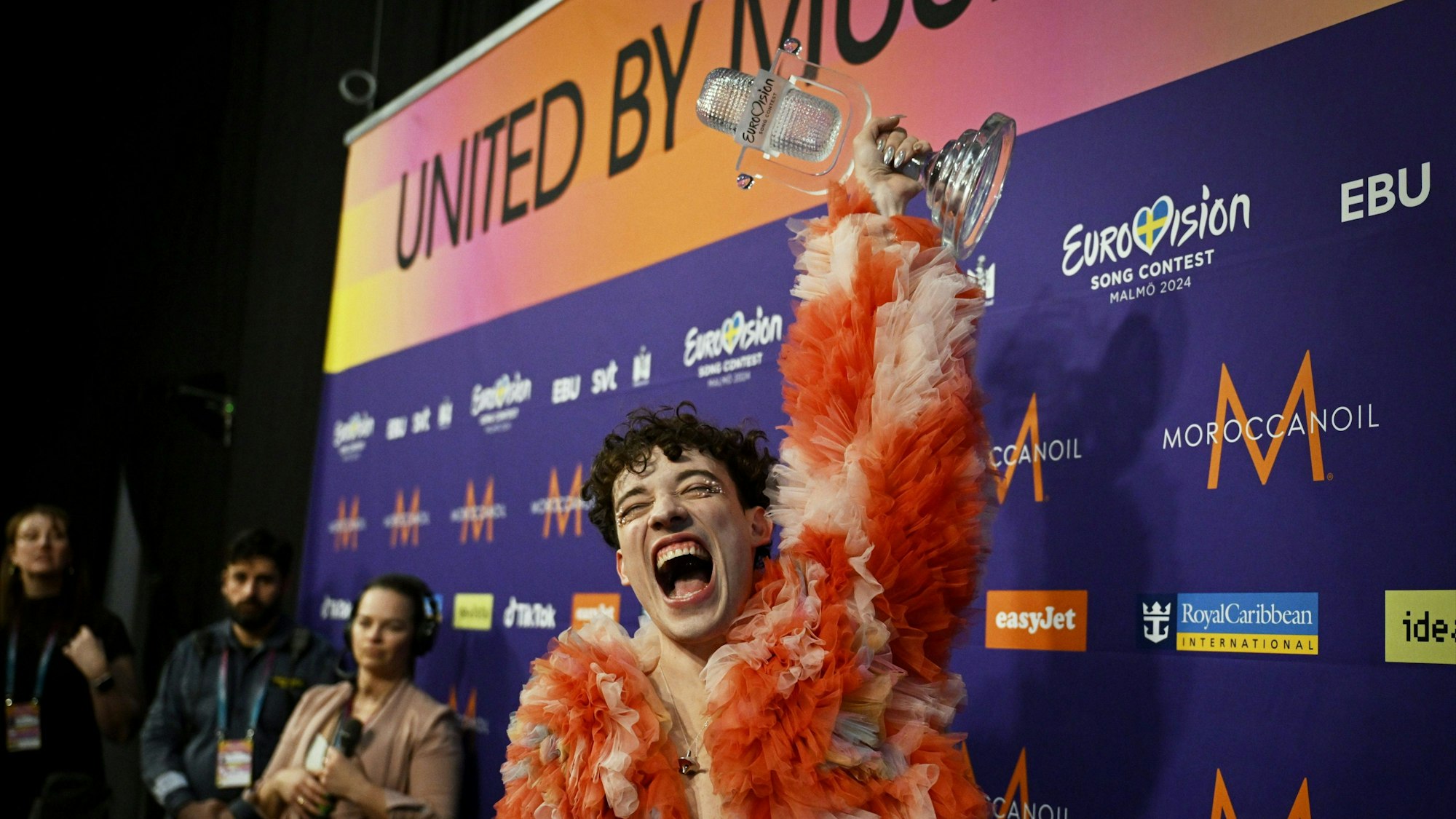 Nemo aus der Schweiz nach dem Gewinn im Finale des Eurovision Song Contest 2024.
