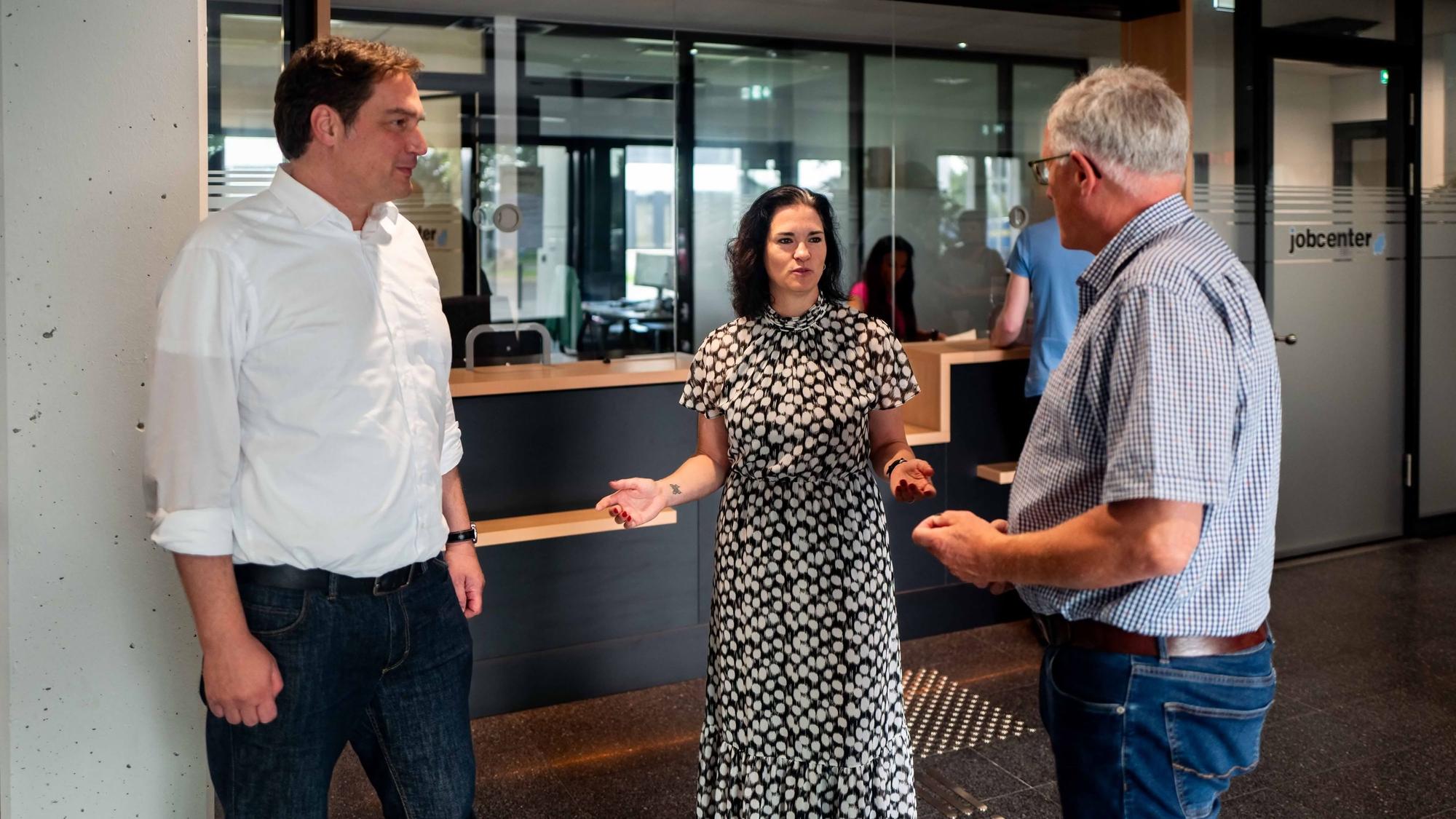 Das Bild zeigt Stefanie Wienand im Eingangsbereich des Jobcenters im Gespräch.