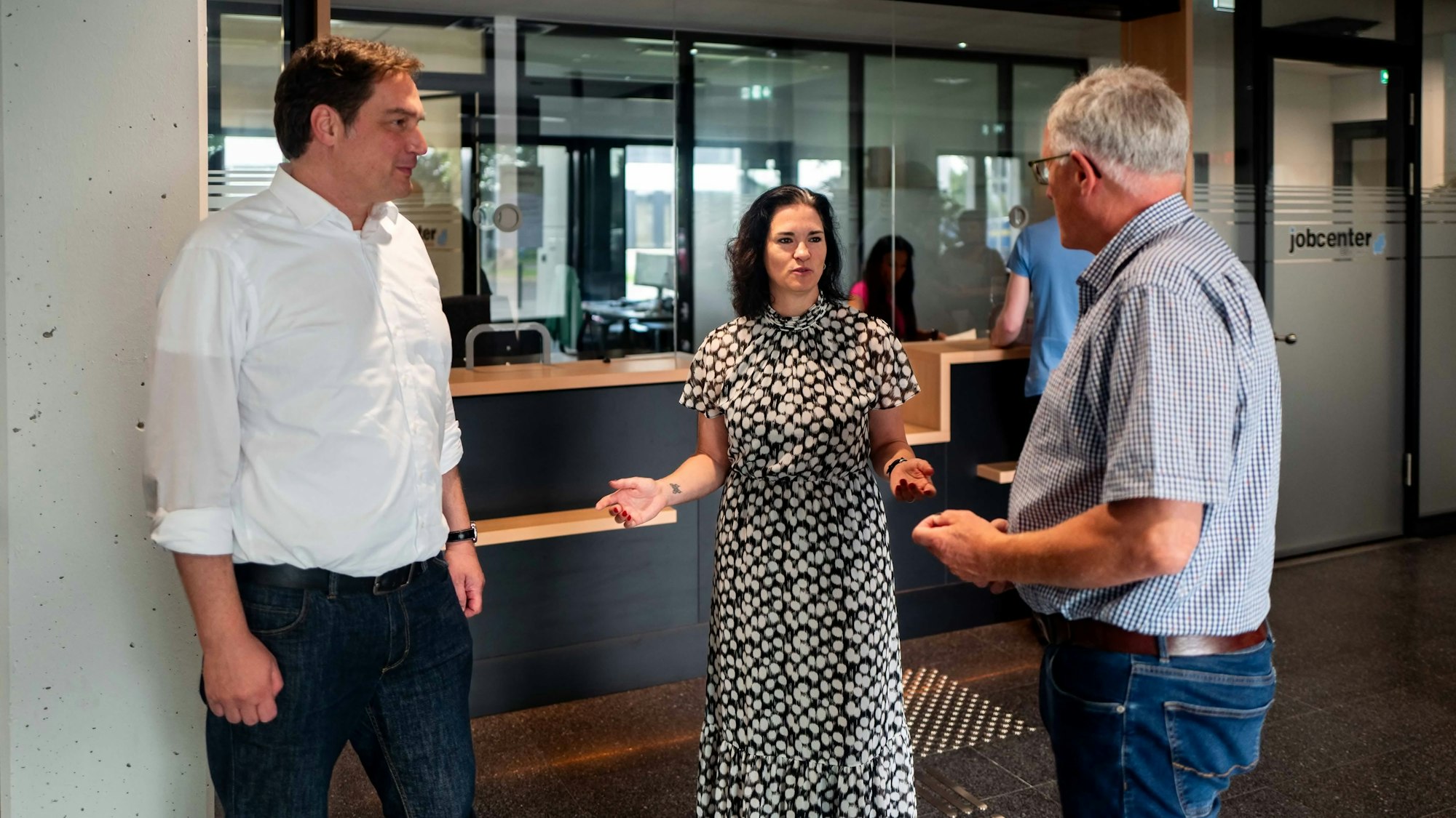 Das Bild zeigt Stefanie Wienand im Eingangsbereich des Jobcenters im Gespräch.