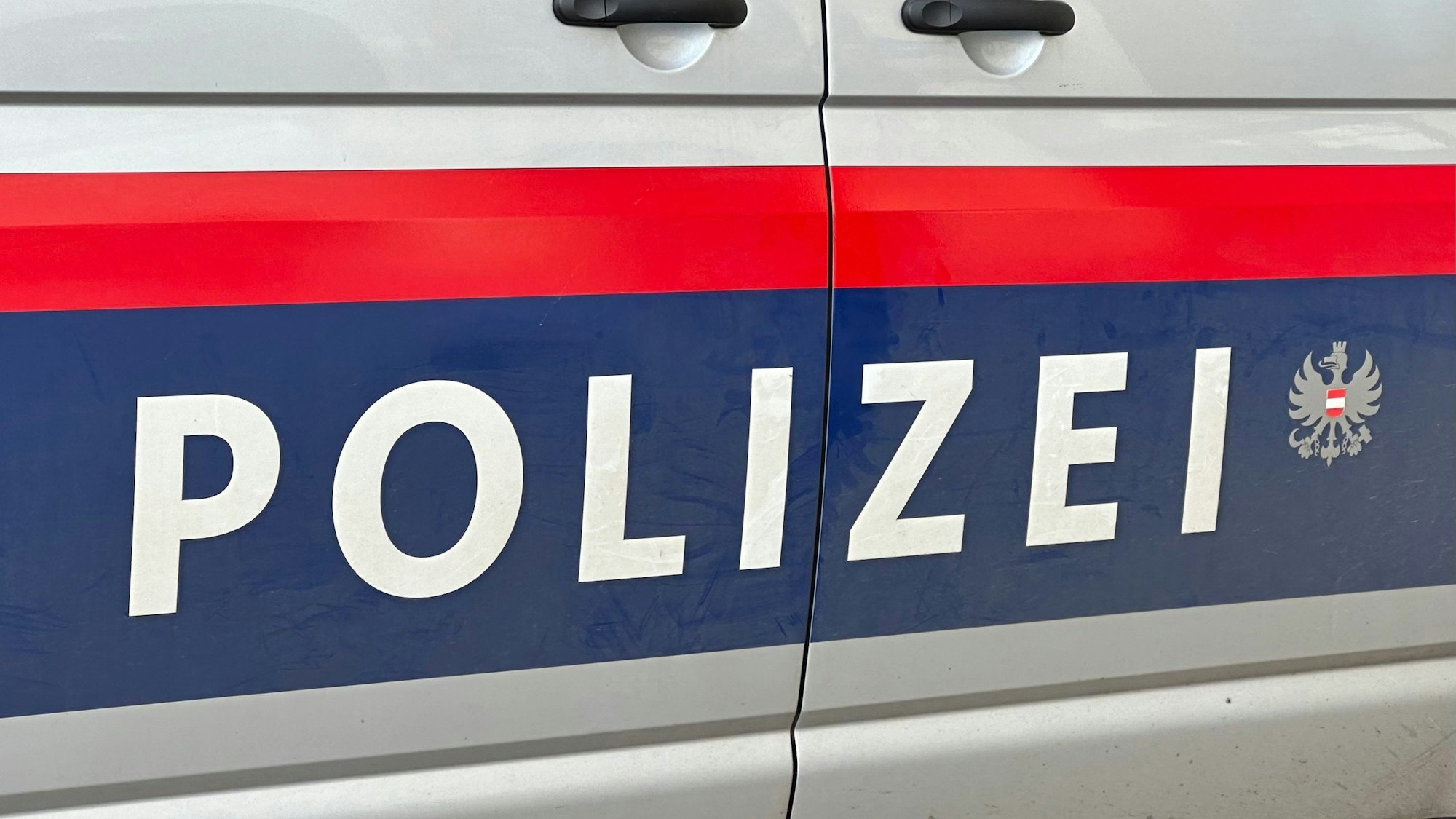 ARCHIV - 06.03.2024, Österreich, Wien: Der Schriftzug "Polizei" auf einem österreichischen Polizeiauto. (zu dpa: «Vergewaltigungs-Verdacht nach Public Viewing in Wien») Foto: Matthias Röder/dpa +++ dpa-Bildfunk +++