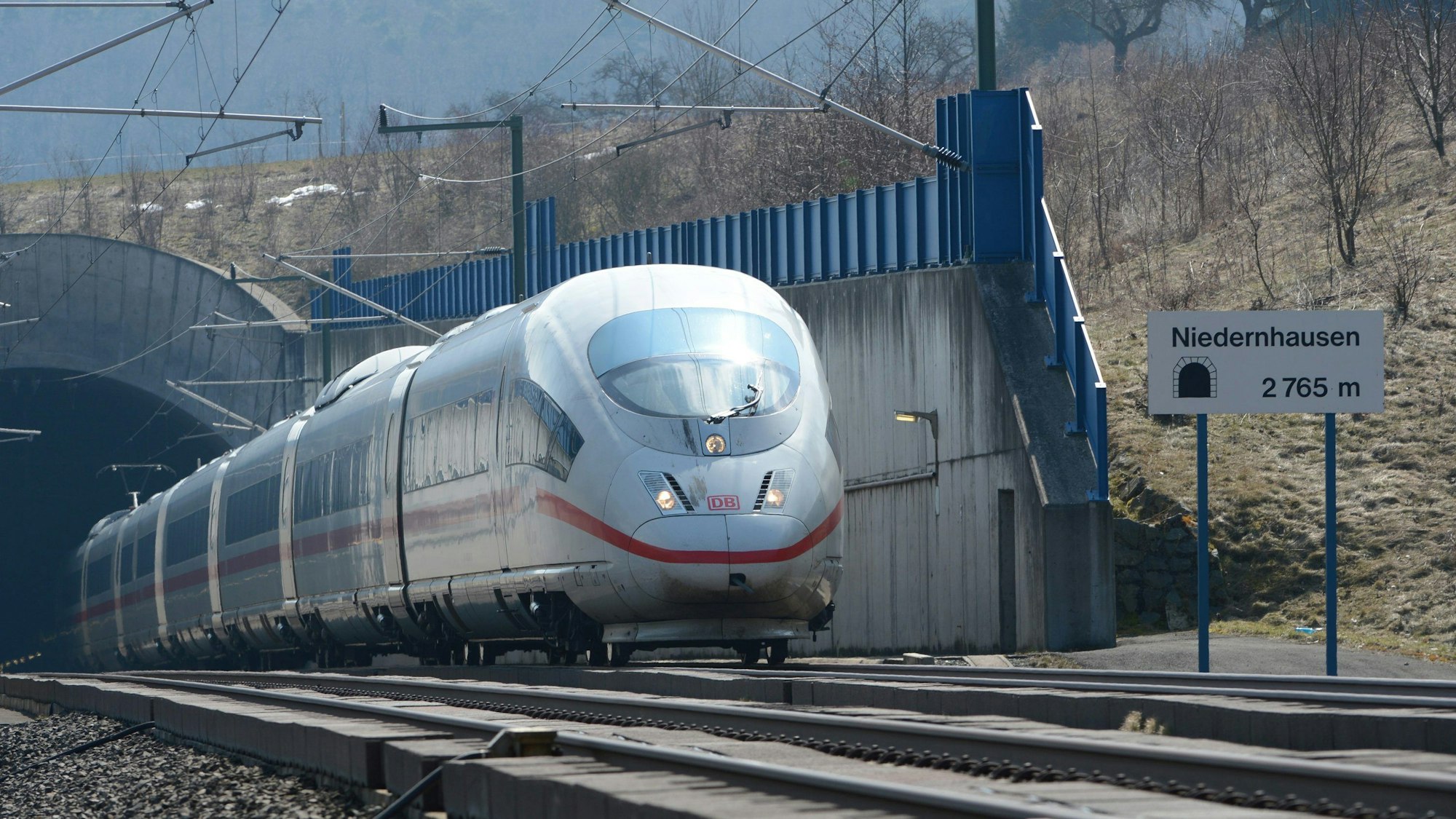 Ein ICE der Deutschen Bahn verlässt am 02.04.2013 den Tunnel bei Niedernhausen-Niederseelbach (Hessen). Ein ICE mit 450 Reisenden war zwischen Frankfurt und Köln in dem Tunnel auf dem anderen Gleis steckengeblieben. Nach ersten Vermutungen war ein Vogel in den Tunnel geflogen und hatte einen Kurzschluss ausgelöst. Rund vier Stunden lang mussten die Fahrgäste in der Nacht zum Dienstag in dem 2,5 Kilometer langen Tunnel ausharren, bis sie in einen Ersatzzug umsteigen konnten. Foto: Arne Dedert/dpa (zu dpa lhe 0425 vom 02.04.2013) +++(c) dpa - Bildfunk+++