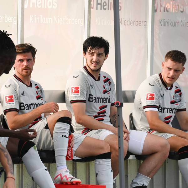 In der Vorbereitung im vergangenen Jahr war er noch dabei: Sardar Azmoun - hier mit Odilon Kossounou (v.l.), Jonas Hofmann und Florian Wirtz.