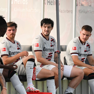 In der Vorbereitung im vergangenen Jahr war er noch dabei: Sardar Azmoun - hier mit Odilon Kossounou (v.l.), Jonas Hofmann und Florian Wirtz.