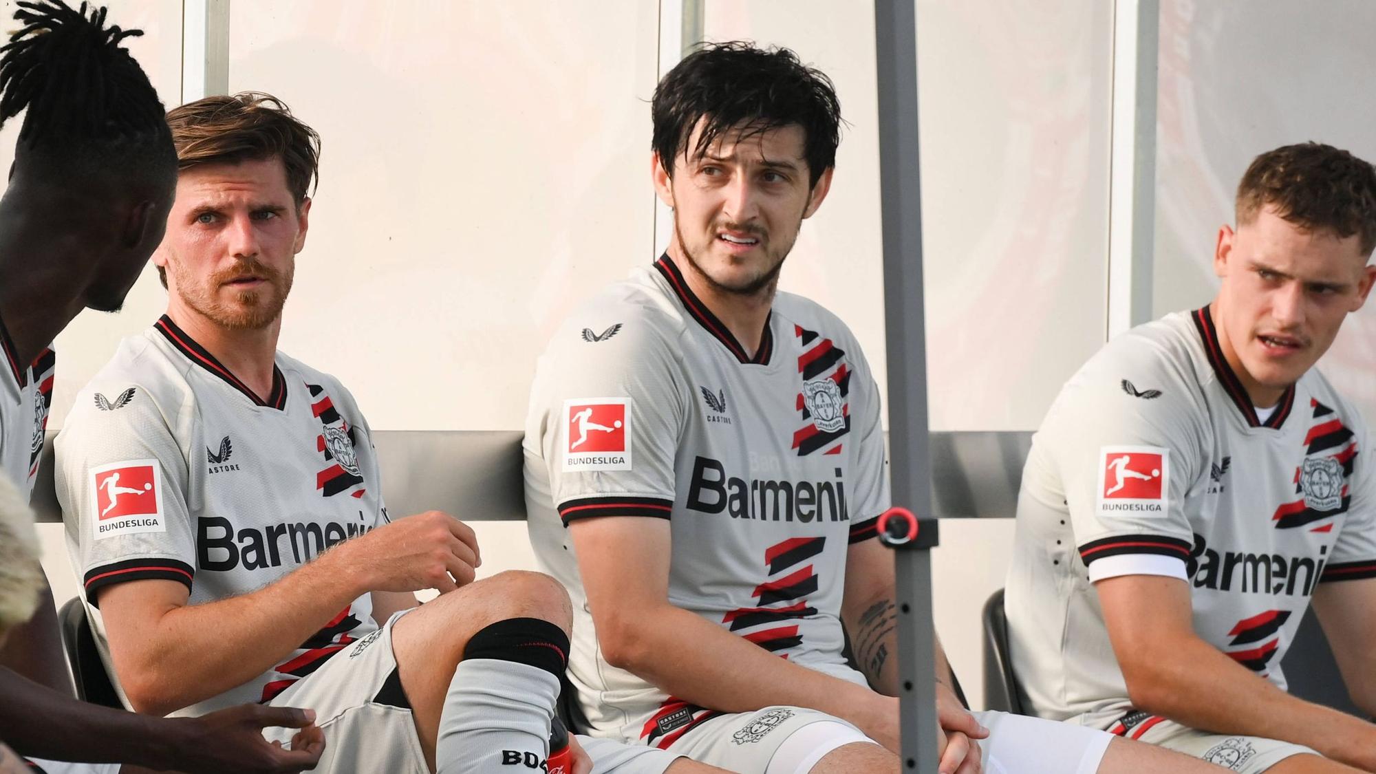 In der Vorbereitung im vergangenen Jahr war er noch dabei: Sardar Azmoun - hier mit Odilon Kossounou (v.l.), Jonas Hofmann und Florian Wirtz.