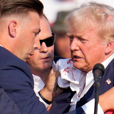 Der ehemalige US-Präsident Donald Trump ist bei einer Wahlkampfveranstaltung in Butler im US-Bundesstaat Pennsylvania von einem Schuss des Attentäters am rechten Ohr getroffen worden. Der Secret Service stürmt auf ihn zu und drückt den 78-Jährigen nach unten.