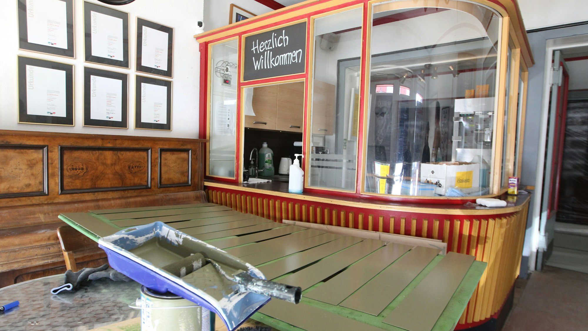 Vor dem nostalgischen Bistro-Büdchen im Foyer des Kinos liegen rund 20 grün lackierte Metallstreifen. Es sind die Lamellen der Lüftungsanlage.