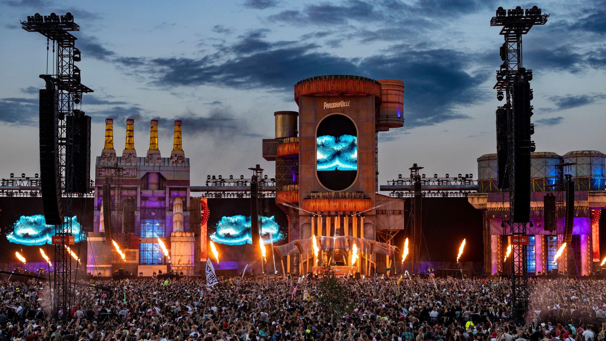Nordrhein-Westfalen, Weeze: Der schwedische DJ Alesso, bürgerlich Alessandro Rodolfo Renato Lindblad, bei seinem Auftritt auf der Mainstage, Feuerwerk wird gezündet. (Archivbild)