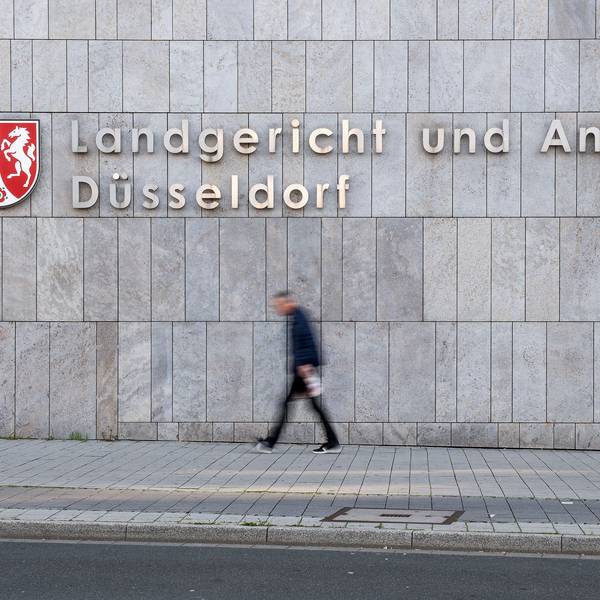 Ein Mann geht am Landgericht und Amtsgericht Düsseldorf vorbei.