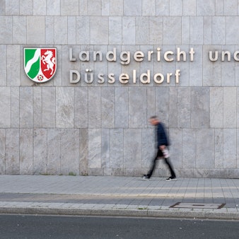 Ein Mann geht am Landgericht und Amtsgericht Düsseldorf vorbei.