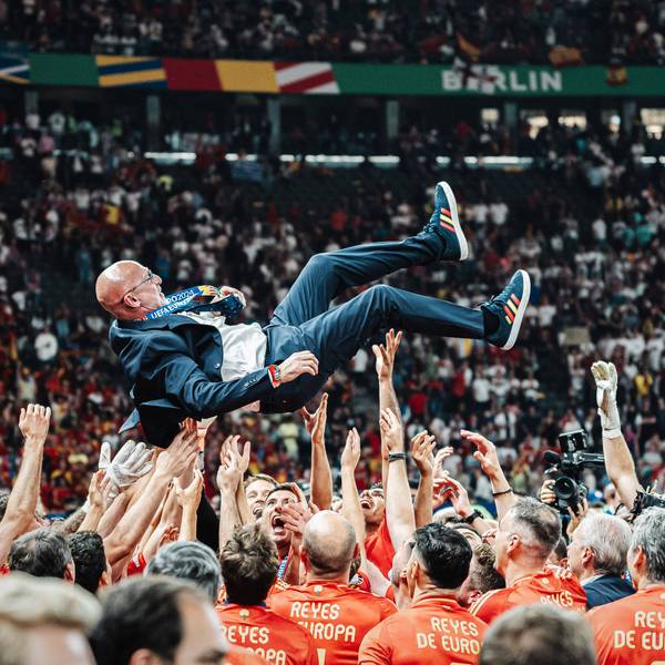 Die Emotionen kochen über: Spaniens Fußballer schmeißen ihren Trainer Luis de la Fuente in den Berliner Nachthimmel.