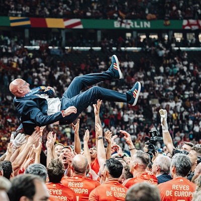 Die Emotionen kochen über: Spaniens Fußballer schmeißen ihren Trainer Luis de la Fuente in den Berliner Nachthimmel.