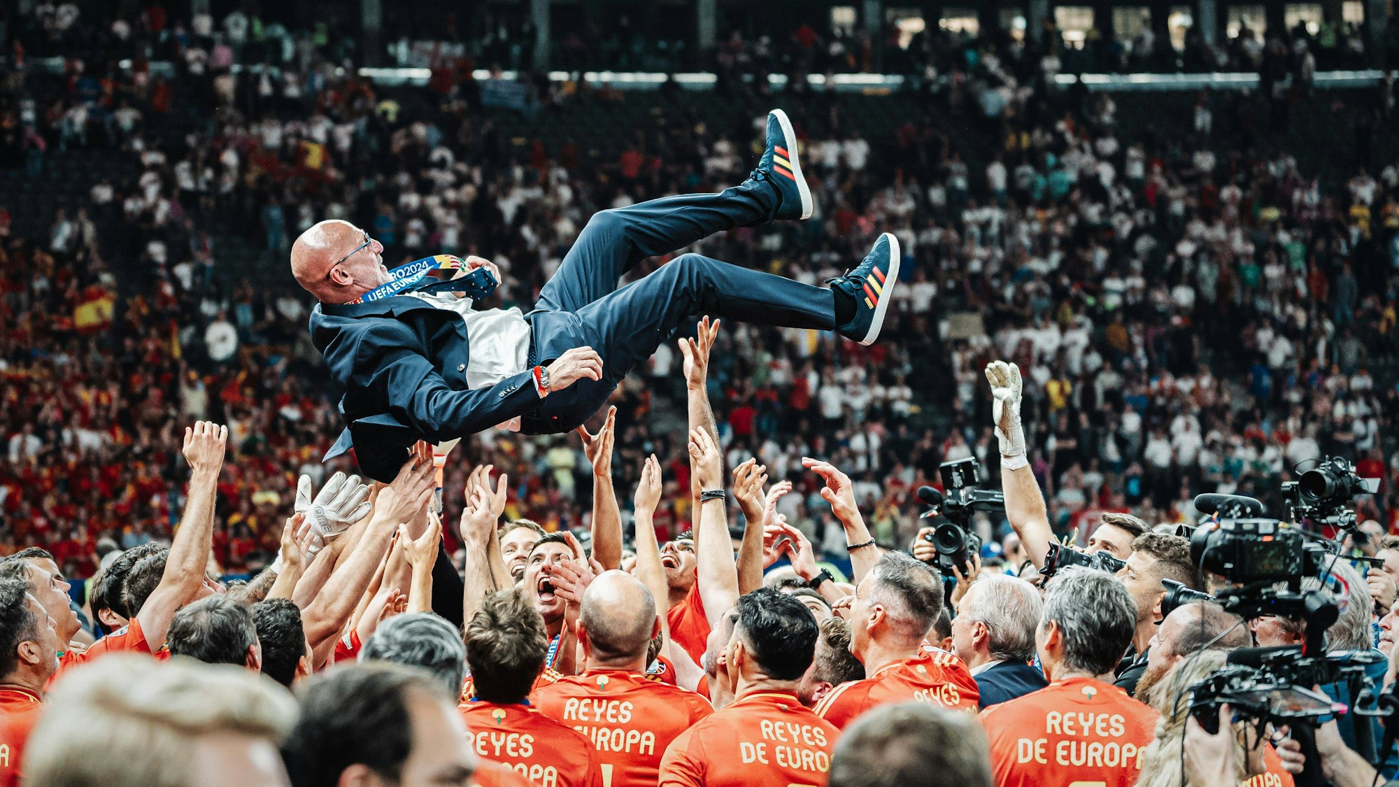 Die Emotionen kochen über: Spaniens Fußballer schmeißen ihren Trainer Luis de la Fuente in den Berliner Nachthimmel.