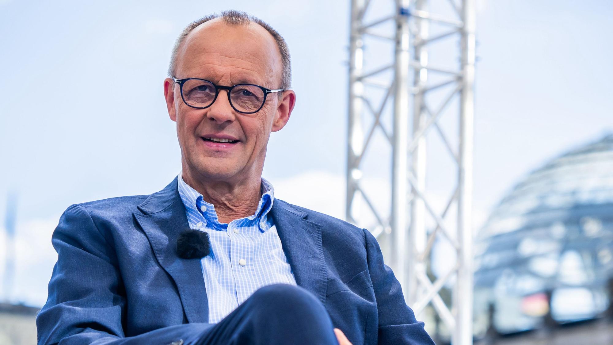 Der CDU-Vorsitzende Friedrich Merz sitzt im Rahmen des ARD-Sommerinterviews unweit des Reichstags und beantwortet Fragen.