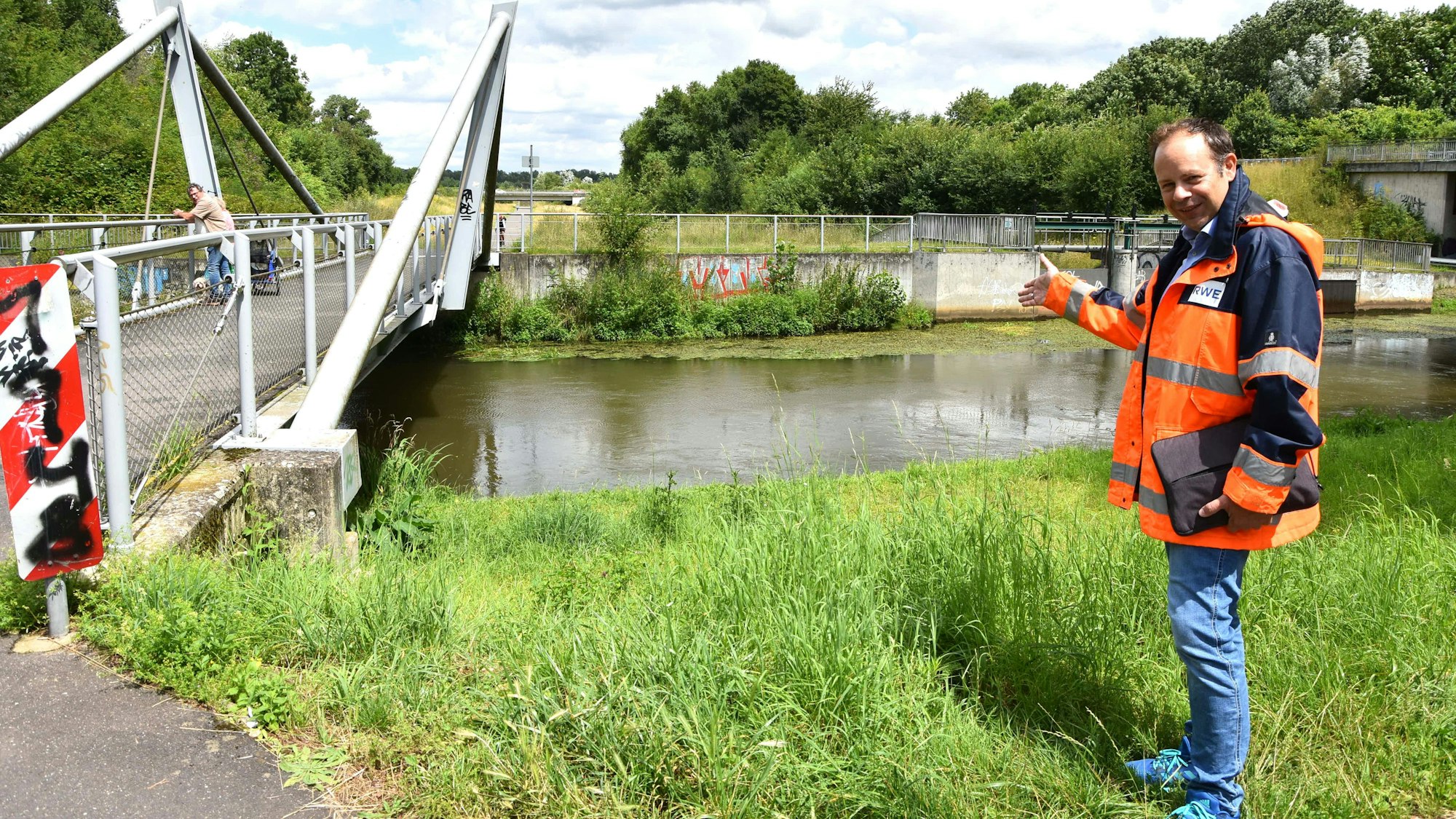 Bei Bergheim-Glesch soll die Rheinwassertransportleitung die Erft unterqueren, wie RWE-Projektleiter Axel Ritter erläutert.