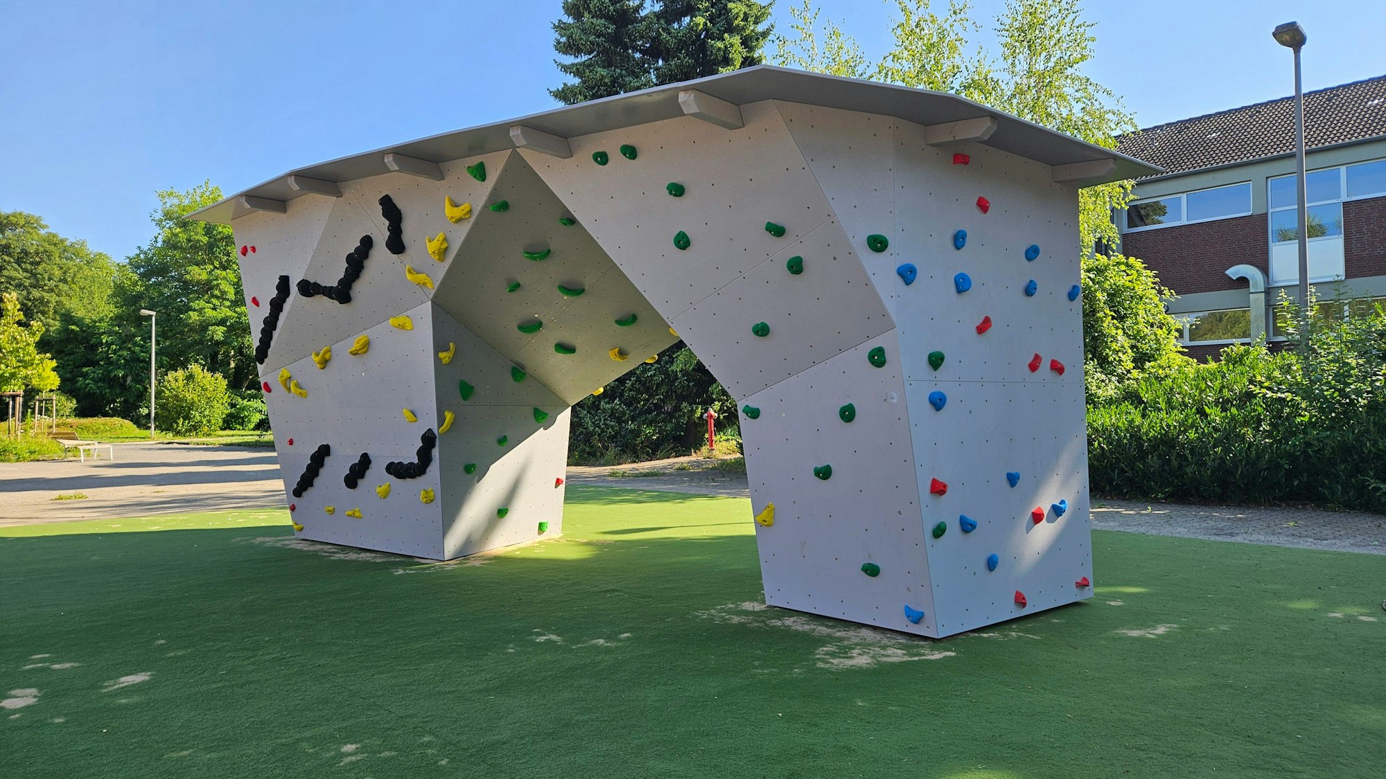 Ein Boulderblock zum Klettern.