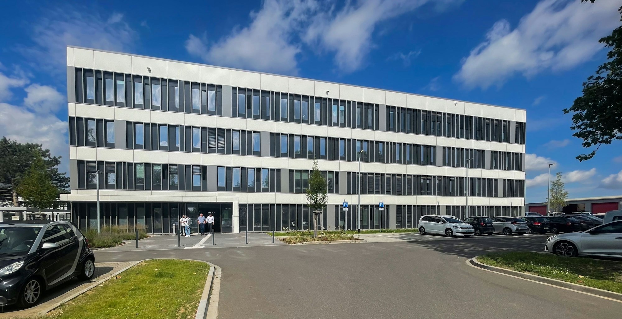 Das Bild zeigt einen Teil des Kreishaus-Anbaus von außen.