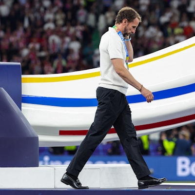 Englands Trainer Gareth Southgate geht enttäuscht und nur mit der Silbermedaille am Pokal vorbei.