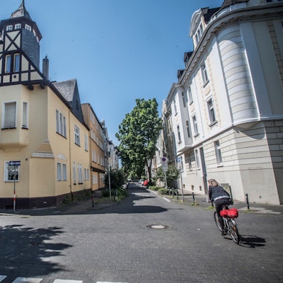 Carl-Leverkus-Straße Ecke Kaiserstraße: Dieses Eckhaus wird von Mitgliedern der Großfamilie bewohnt und soll jetzt zwangsversteigert werden.
