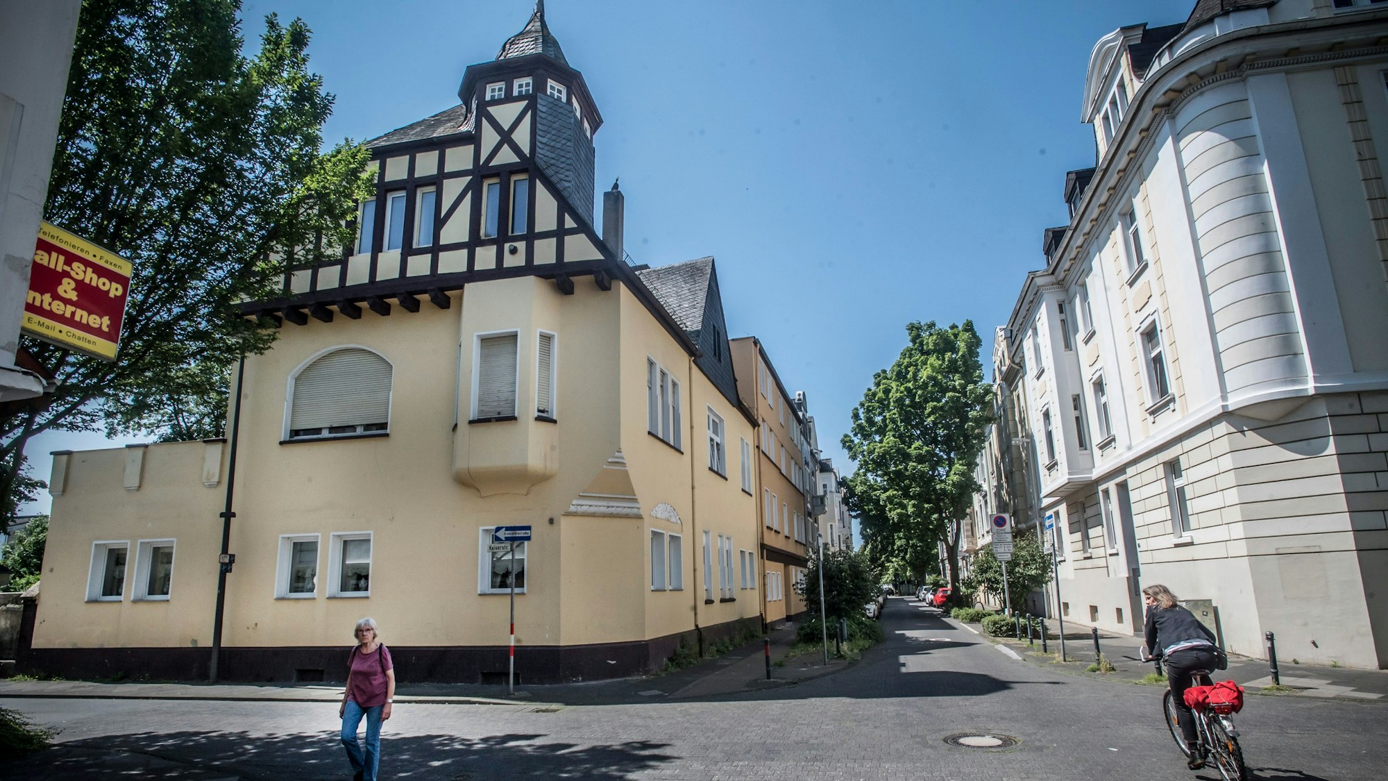 Carl-Leverkus-Straße Ecke Kaiserstraße: Dieses Eckhaus wird von Mitgliedern der Großfamilie bewohnt und soll jetzt zwangsversteigert werden.