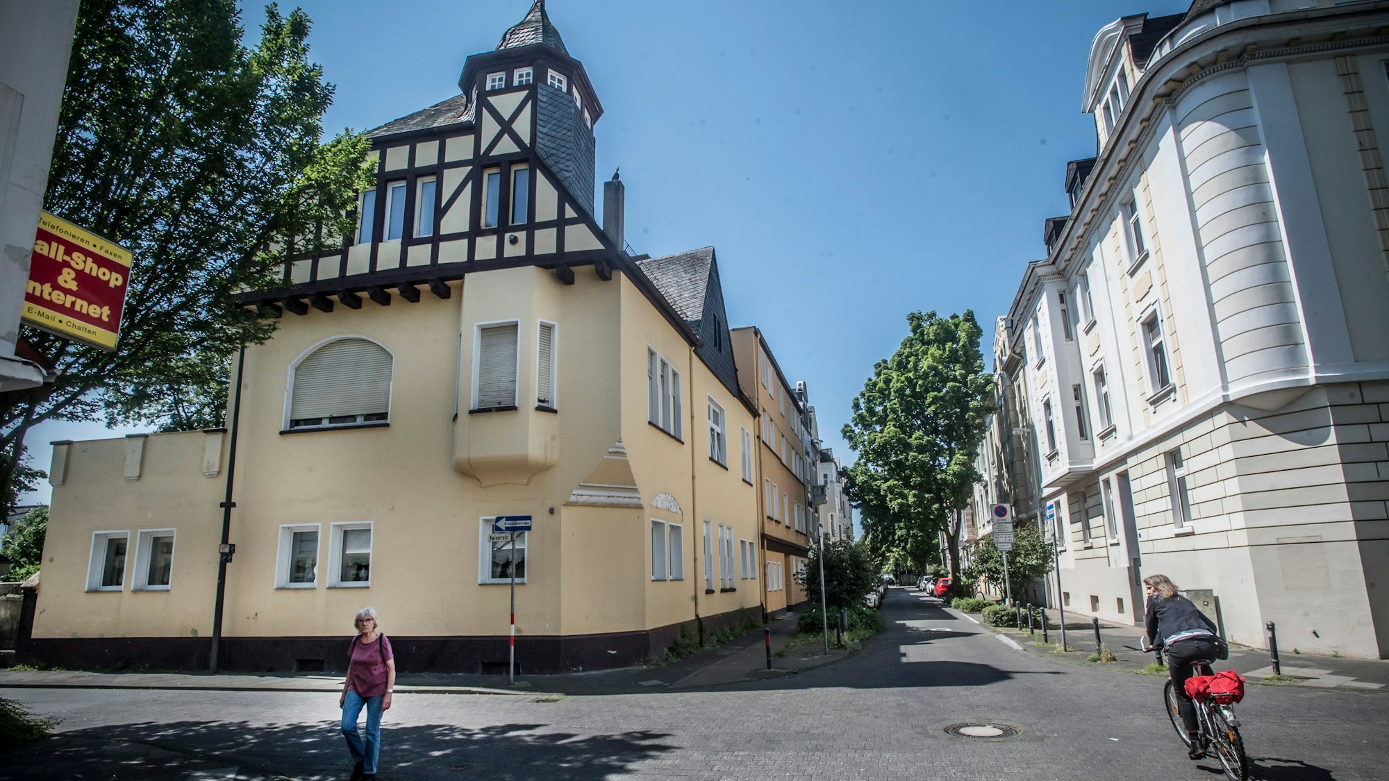 Carl-Leverkus-Straße Ecke Kaiserstraße: Dieses Eckhaus wird von Mitgliedern der Großfamilie bewohnt und soll jetzt zwangsversteigert werden. Foto: Ralf Krieger