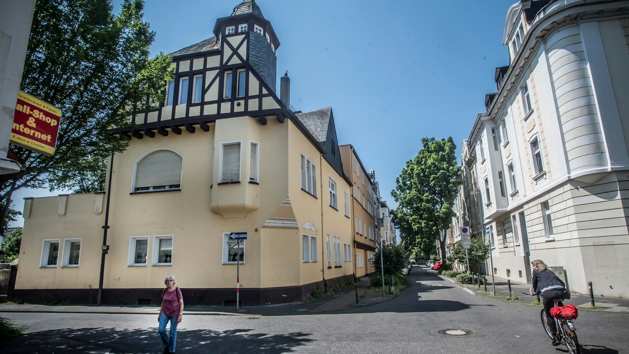 Carl-Leverkus-Straße Ecke Kaiserstraße: Dieses Eckhaus wird von Mitgliedern der Großfamilie bewohnt und soll jetzt zwangsversteigert werden. Foto: Ralf Krieger