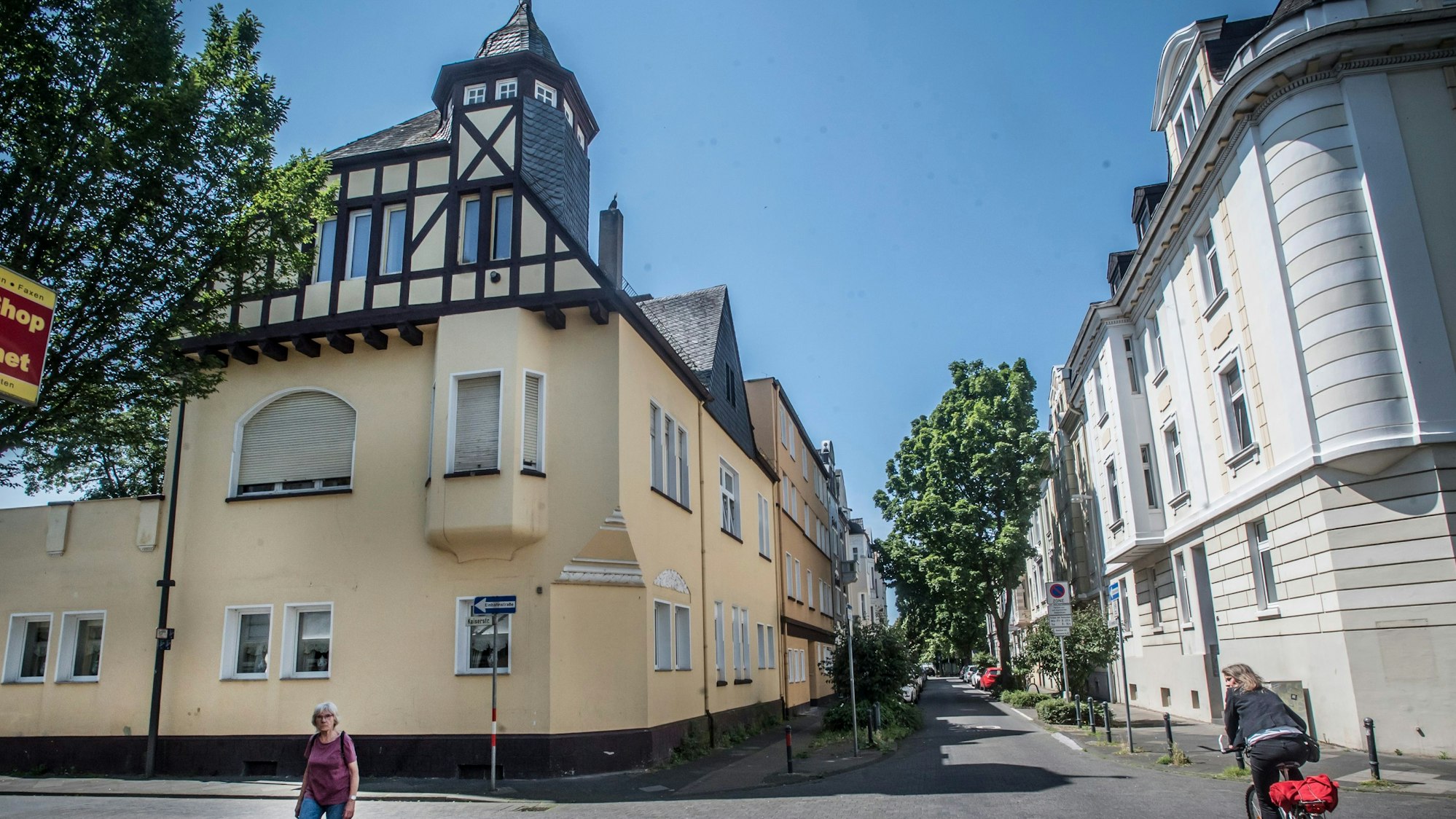 Carl-Leverkus-Straße / Ecke Kaiserstraße: Dieses Eckhaus wird von Mitgliedern der Großfamilie bewohnt und soll jetzt zwangsversteigert werden.