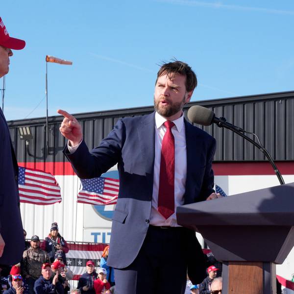 ARCHIV - 16.03.2024, USA, Vandalia: Senator J.D. Vance (r), R-Ohio, zeigt auf den ehemaligen US-Präsidenten Donald Trump bei einer Wahlkampfveranstaltung. Der Republikaner Trump hat den Senator J.D.
Vance als Vizekandidaten für die US-Präsidentschaftswahl im November auserkoren. Foto: Jeff Dean/FR171800 AP/AP +++ dpa-Bildfunk +++