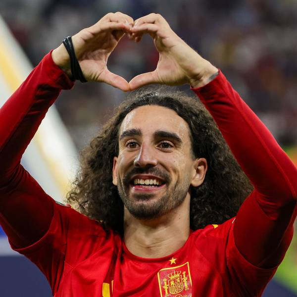 Spaniens Marc Cucurella jubelt nach dem EM-Triumph in Berlin.