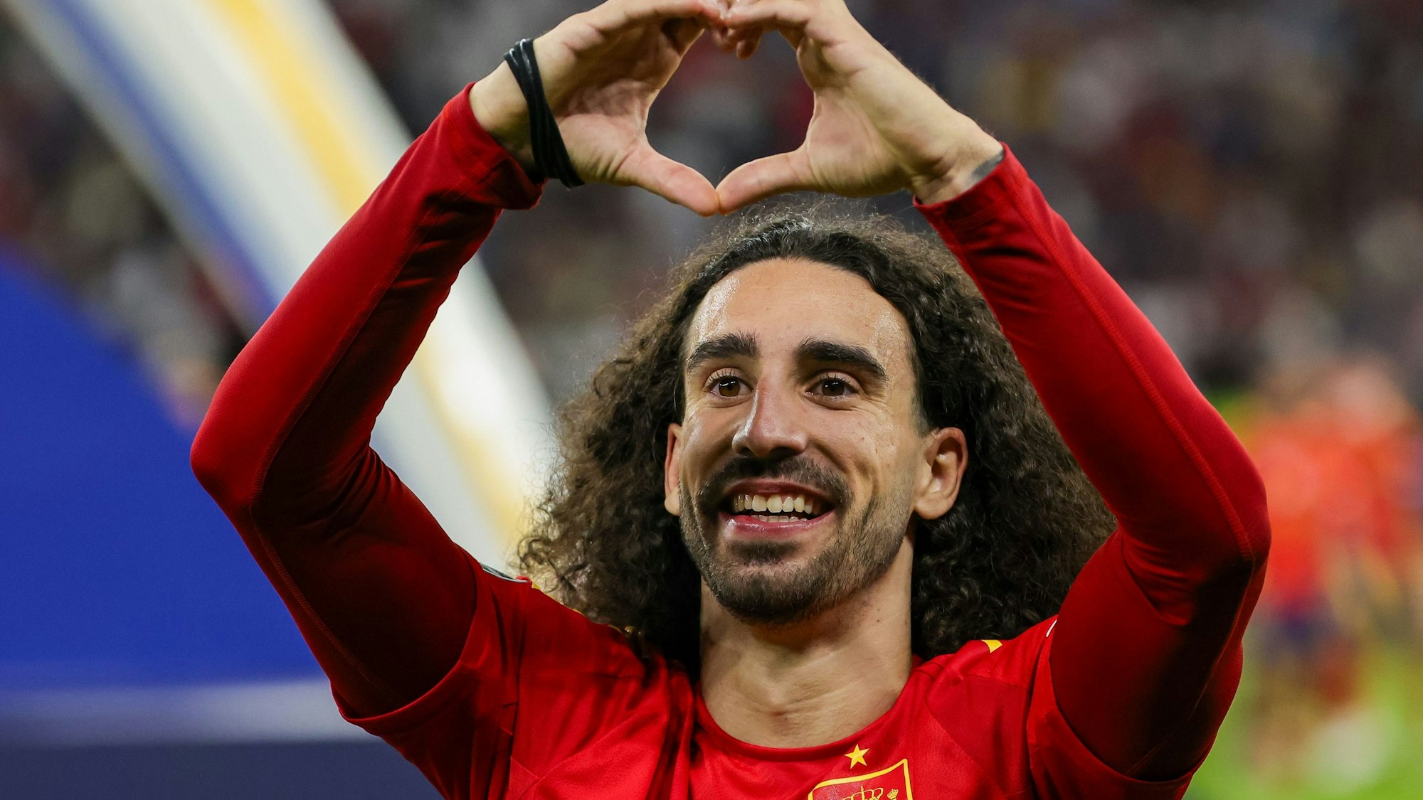 Spaniens Marc Cucurella jubelt nach dem EM-Triumph in Berlin.