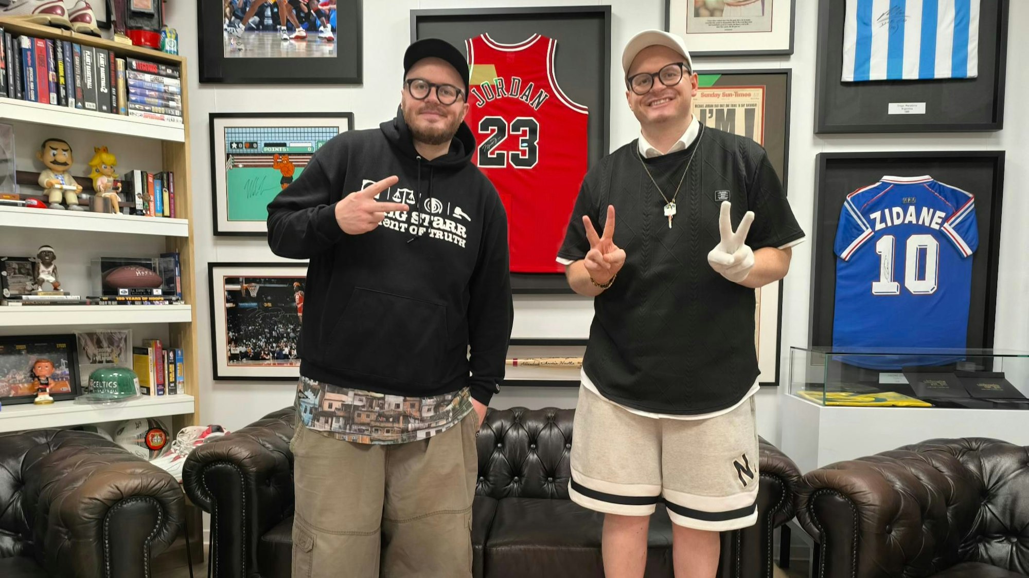 In Langenfeld betreiben die Zwillinge Ivan (links im Bild) und Kiki Beslic einen Sammelkarten-Store.