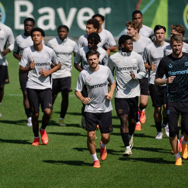 Trainingsauftakt bei Bayer 04 Leverkusen. Die Mannschaft läuft sich warm. Vorneweg laufen Edmond Tapsoba (l-r), Jonas Hofmann und Torhüter Lukas Hradecky.