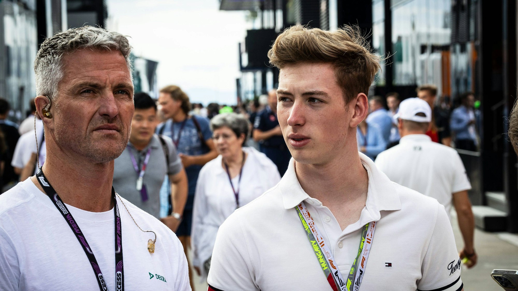 Sky-Reporter Ralf Schumacher links und sein Sohn David Schumacher bei einem Grand Prix in Ungarn (Archivbild)