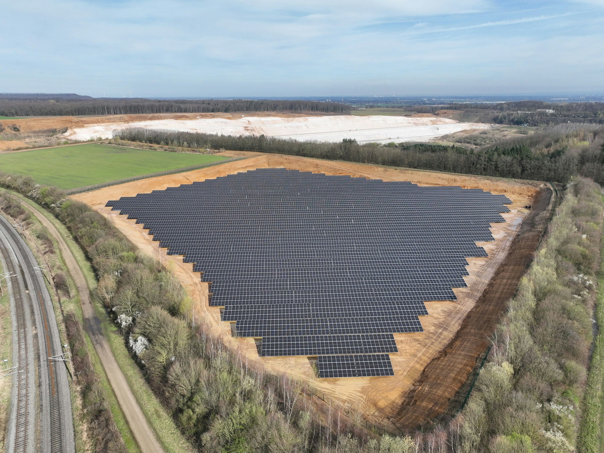 Auf dem Bild ist die neue Photovoltaik-Anlage zu sehen