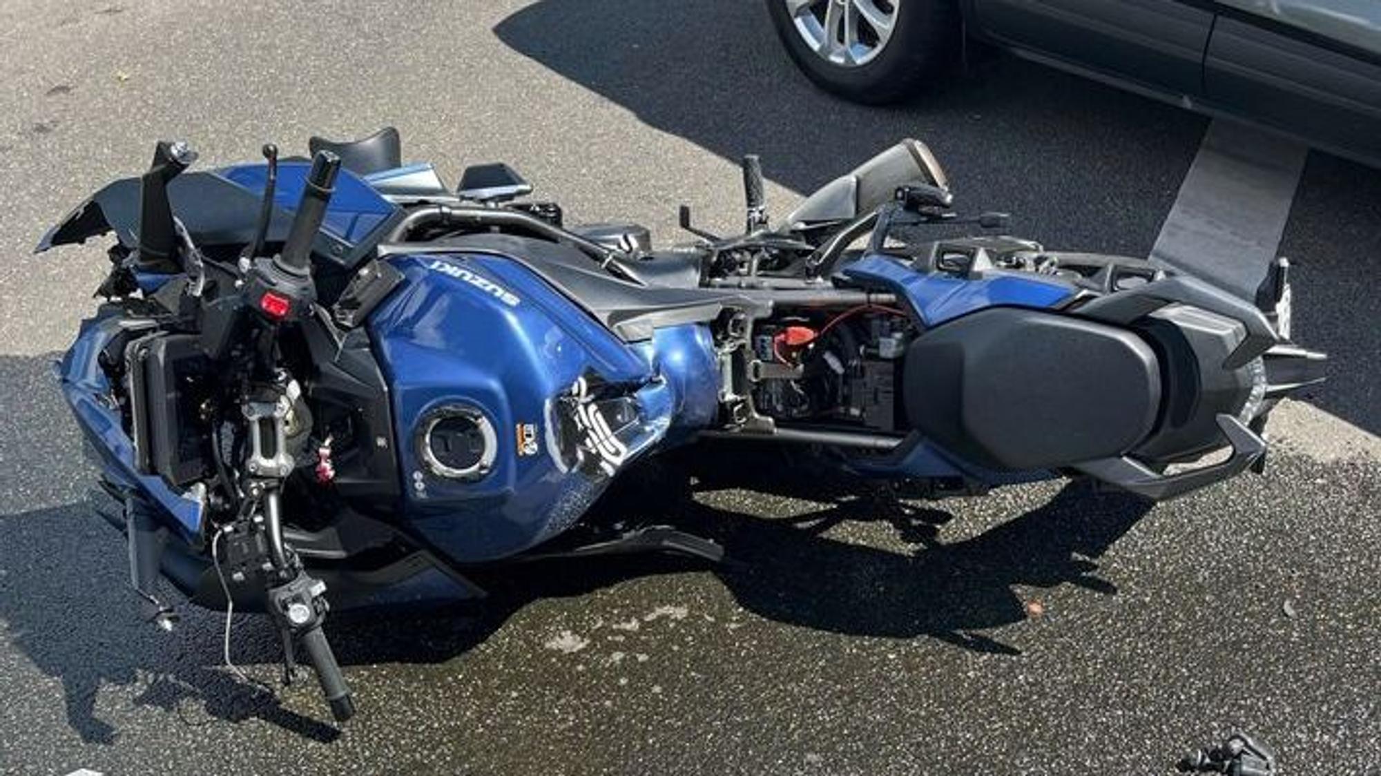 Ein Motorrad, es liegt auf der Seite.