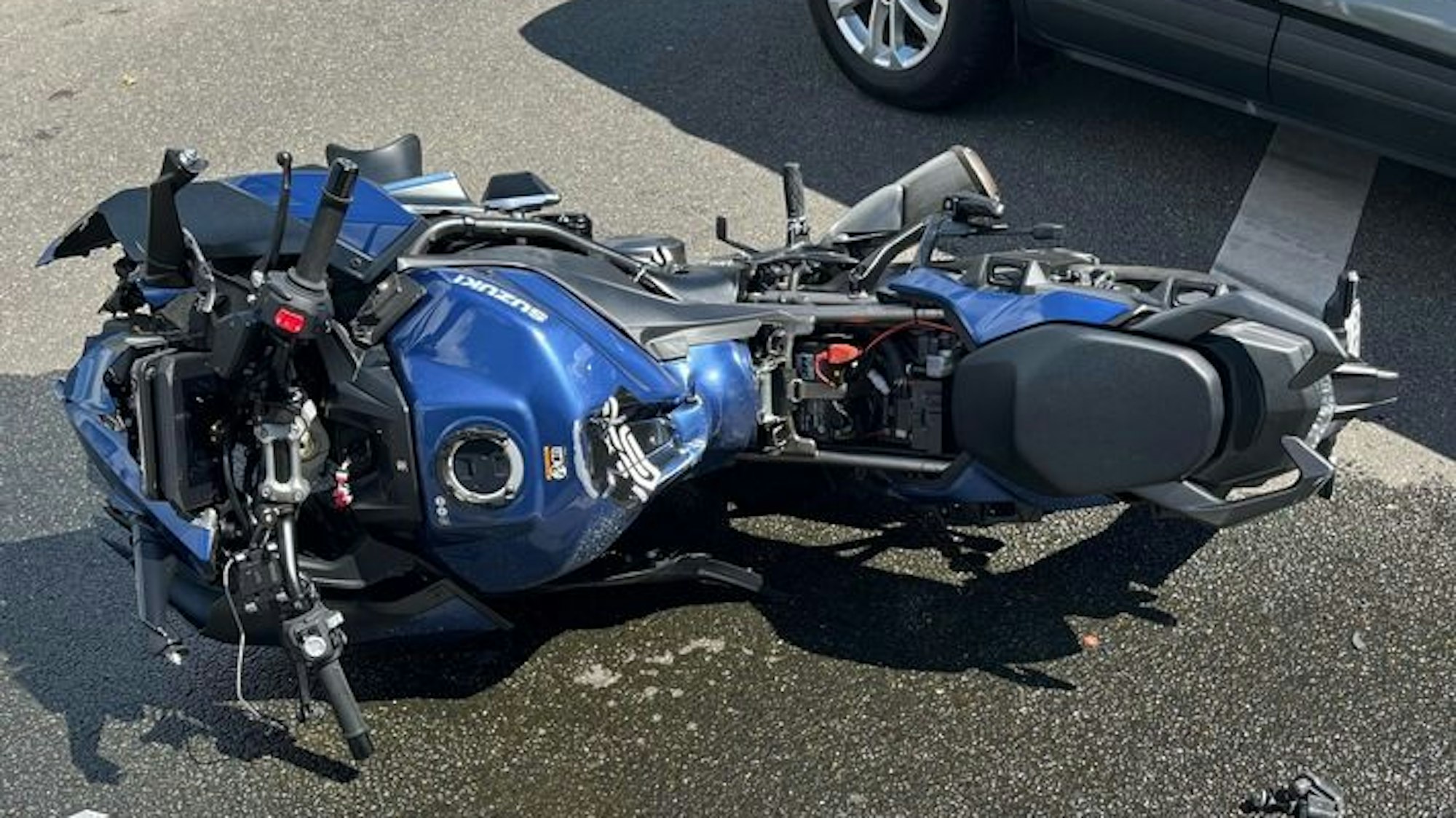 Ein Motorrad, es liegt auf der Seite.