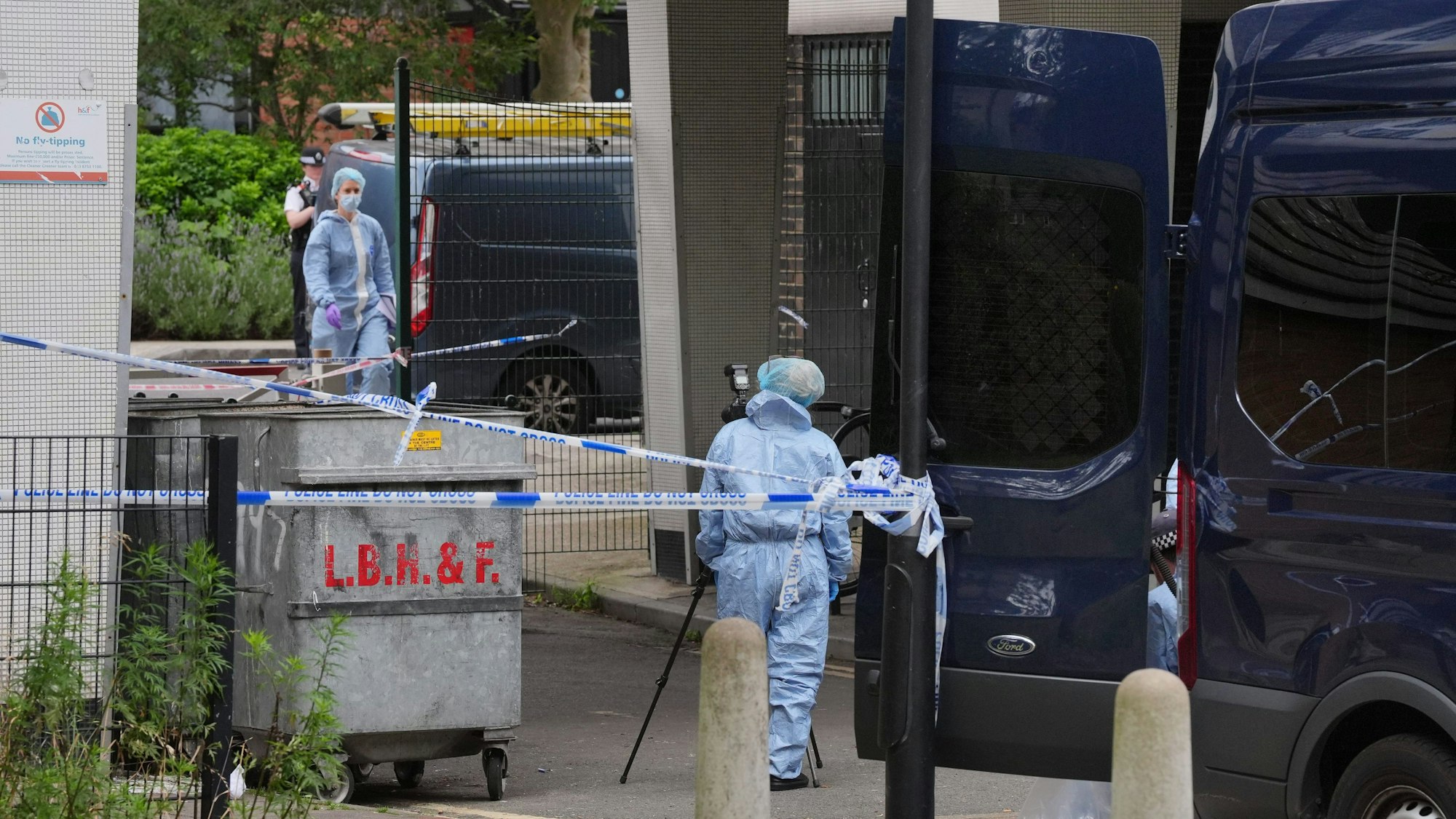 Großbritannien, London: Beamte der Spurensicherung an einem abgesperrten Bereich in Shepherd's Bush.